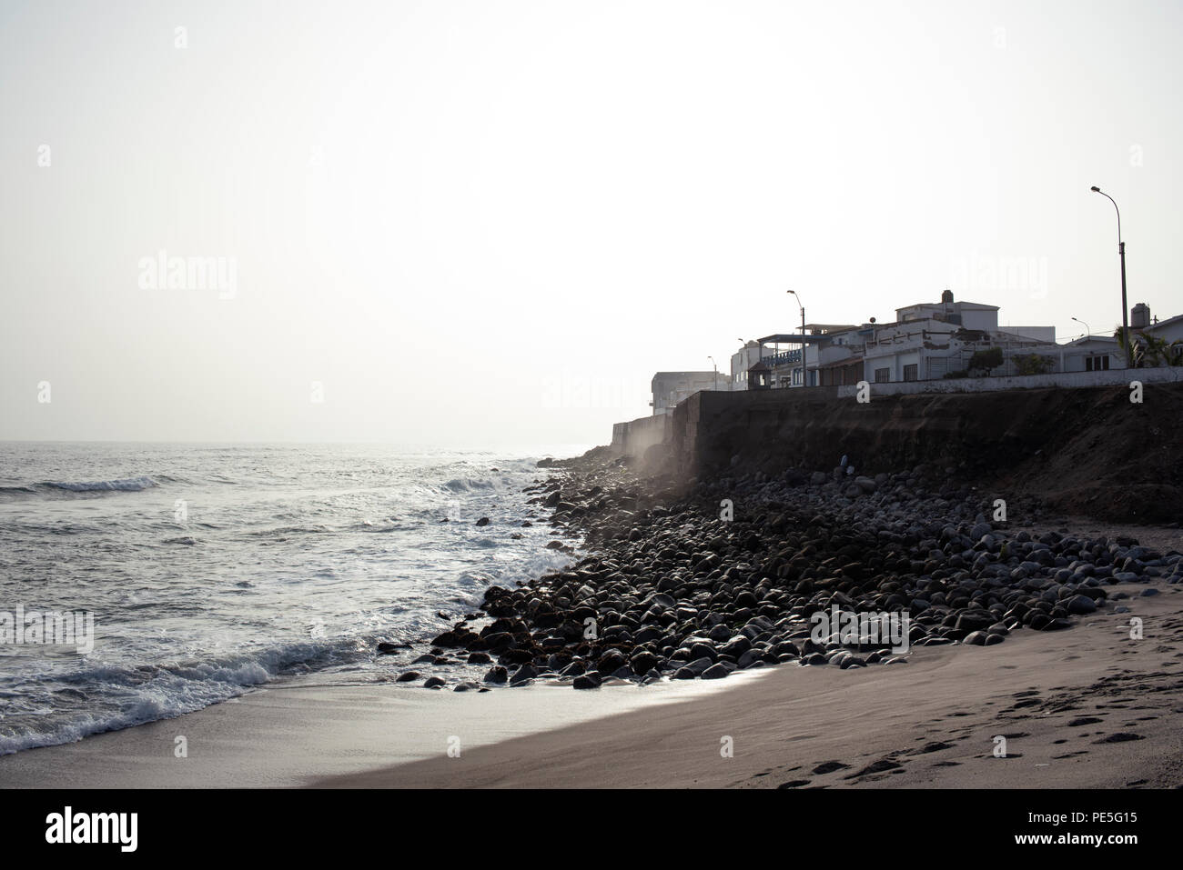Der Kieselstrand Küste von Punta Hermosa Beach entfernt. Provinz Lima, Peru. Jun 2018 Stockfoto