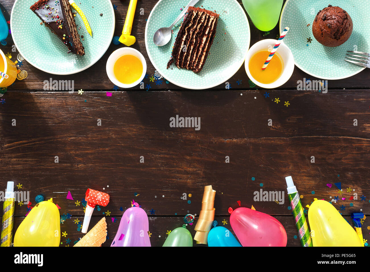 Ansicht von oben Kinder geburtstag Tabelle Konzept. Rahmen der Schokolade Kuchen und Dekoration Party auf braunem Holz- hintergrund Flach Stockfoto