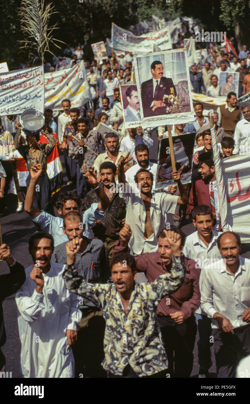 Bagdad, Irak - Oktober 1995 - Demonstrationen und Kundgebungen in den Strassen von Bagdad zur Unterstützung Saddam Husseins im Vorfeld der 15. Oktober Präsidentschaftswahlen Referendum, in dem die einzigen Kandidaten (Saddam Hussein) ist auf dem Stimmzettel gefragt "möchten Sie von Präsident Saddam Hussein, Präsident der Republik genehmigen? Von Irakischen finden es schwieriger, einen annehmbaren Standard des aufgrund der strengen UN-Sanktionen in den 90er Leben auferlegt, weil der irakischen Invasion in Kuwait im Jahr 1990 erhalten. Er würde fortfahren, 99,96 % der Stimmen zu gewinnen. Stockfoto