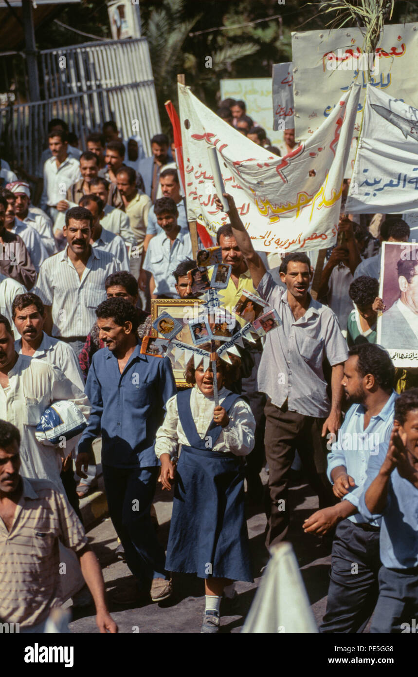 Bagdad, Irak - Oktober 1995 - Demonstrationen und Kundgebungen in den Strassen von Bagdad zur Unterstützung Saddam Husseins im Vorfeld der 15. Oktober Präsidentschaftswahlen Referendum, in dem die einzigen Kandidaten (Saddam Hussein) ist auf dem Stimmzettel gefragt "möchten Sie von Präsident Saddam Hussein, Präsident der Republik genehmigen? Von Irakischen finden es schwieriger, einen annehmbaren Standard des aufgrund der strengen UN-Sanktionen in den 90er Leben auferlegt, weil der irakischen Invasion in Kuwait im Jahr 1990 erhalten. Er würde fortfahren, 99,96 % der Stimmen zu gewinnen. Stockfoto