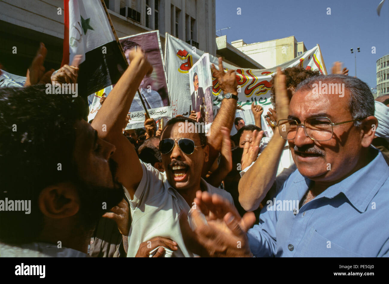 Bagdad, Irak - Oktober 1995 - Demonstrationen und Kundgebungen in den Strassen von Bagdad zur Unterstützung Saddam Husseins im Vorfeld der 15. Oktober Präsidentschaftswahlen Referendum, in dem die einzigen Kandidaten (Saddam Hussein) ist auf dem Stimmzettel gefragt "möchten Sie von Präsident Saddam Hussein, Präsident der Republik genehmigen? Von Irakischen finden es schwieriger, einen annehmbaren Standard des aufgrund der strengen UN-Sanktionen in den 90er Leben auferlegt, weil der irakischen Invasion in Kuwait im Jahr 1990 erhalten. Er würde fortfahren, 99,96 % der Stimmen zu gewinnen. Stockfoto