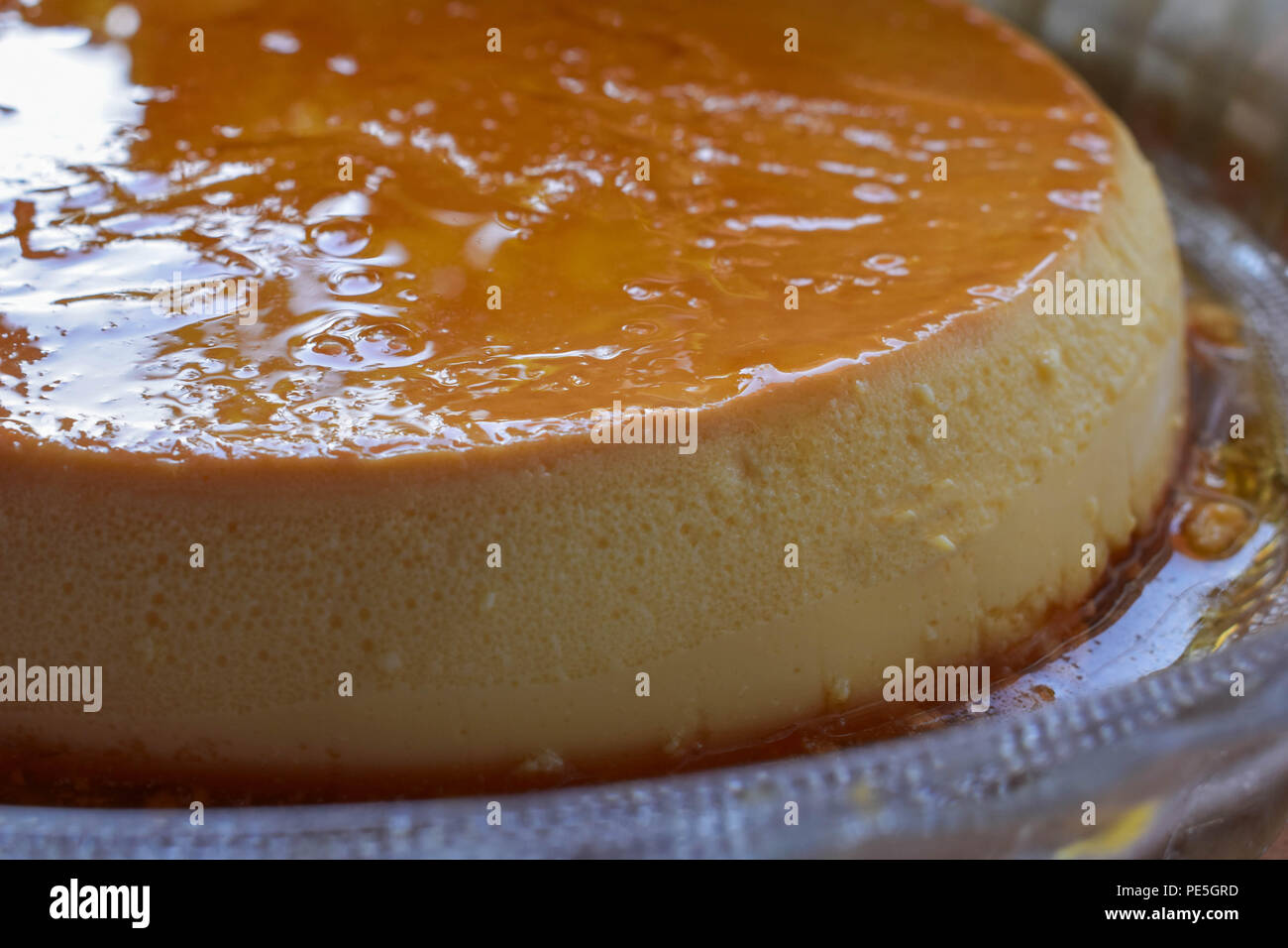 Französische gebackenes Soufflé mit Käse und und Karamell in Crystal bowl Stockfoto