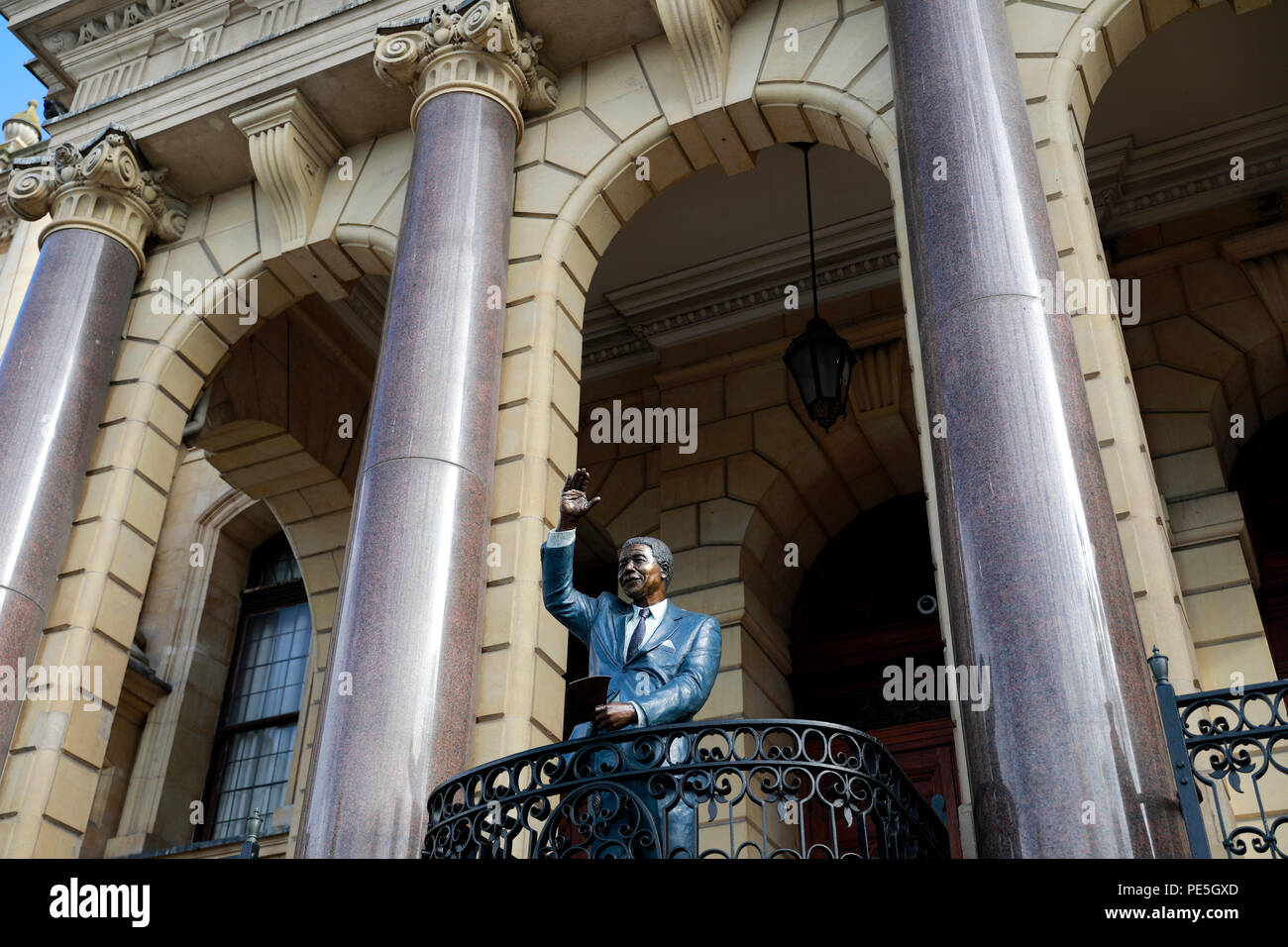 Bronzestatue von Nelson Mandela von Xhanti Mpakama und Barry Jackson steht auf dem Balkon des Rathauses, Kapstadt, Südafrika. Stockfoto