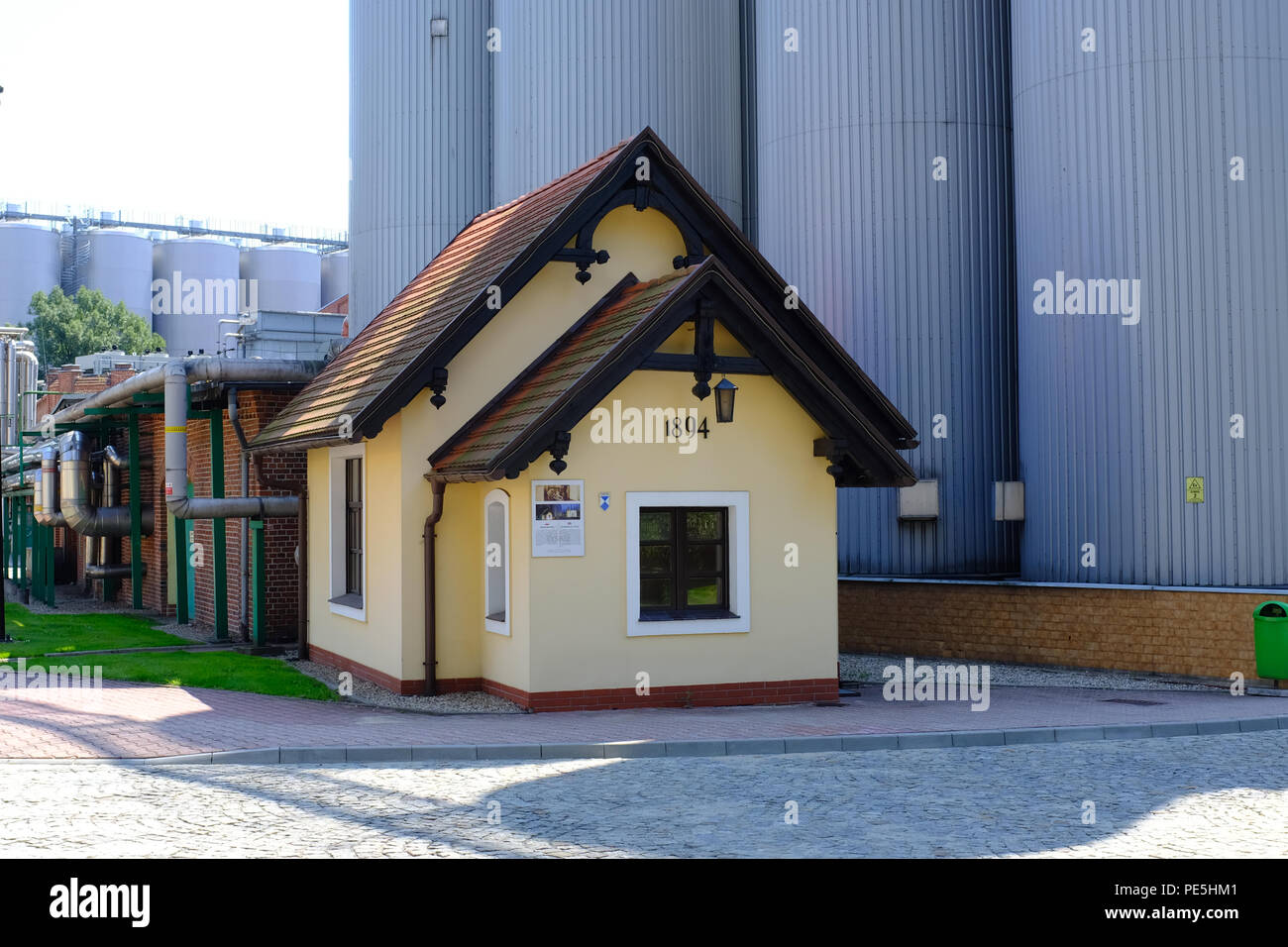 Kleines Haus an der Brauerei Tychy in Polen, in Europa. Stockfoto