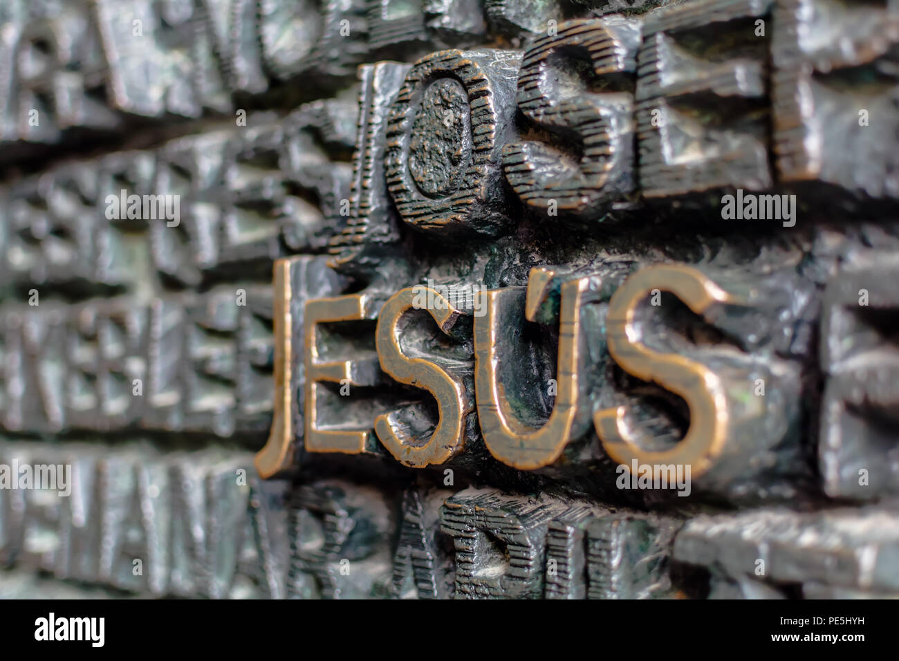 Detail mit Wort Jesus am Bronzetor von Leidenschaft Fassade der Sagrada Familia in Barcelona. Das Evangelium Türen enthalten Text aus dem Neuen Testament depi Stockfoto
