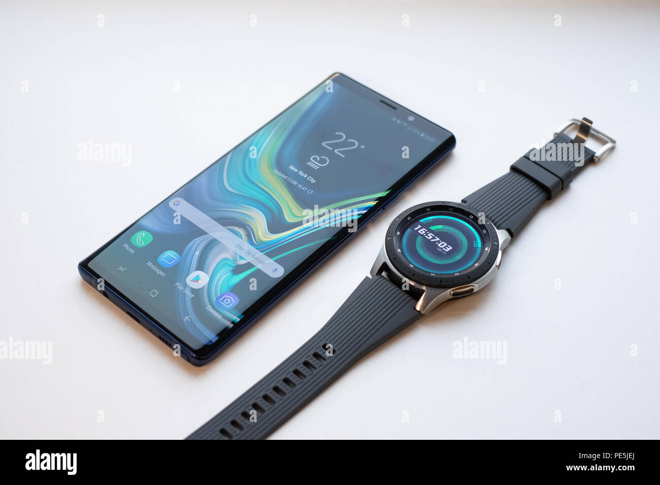 RIGA, August 2018 - Seit kurzem Samsung Galaxy Watch smartwatch ist für redaktionelle Zwecke angezeigt. Flache konzentrieren. Stockfoto