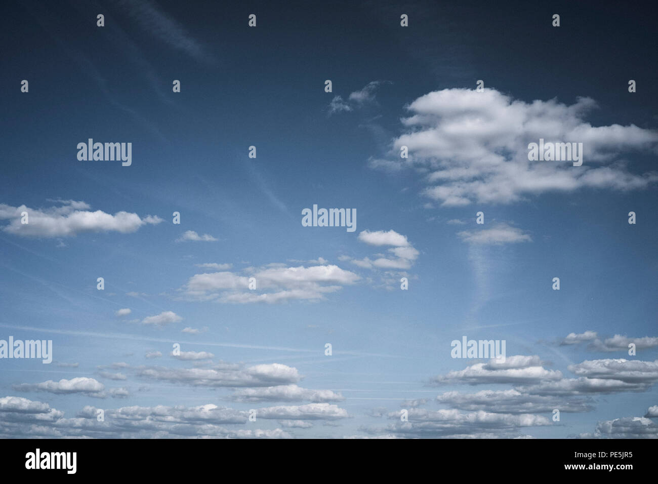 Bewölkter Himmel, geringer Sättigung Stockfoto