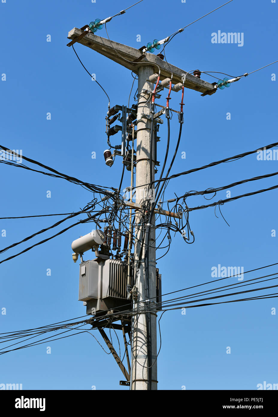 Utility Pole mit Überlandleitungen und einem Transformator, Serbien Stockfoto