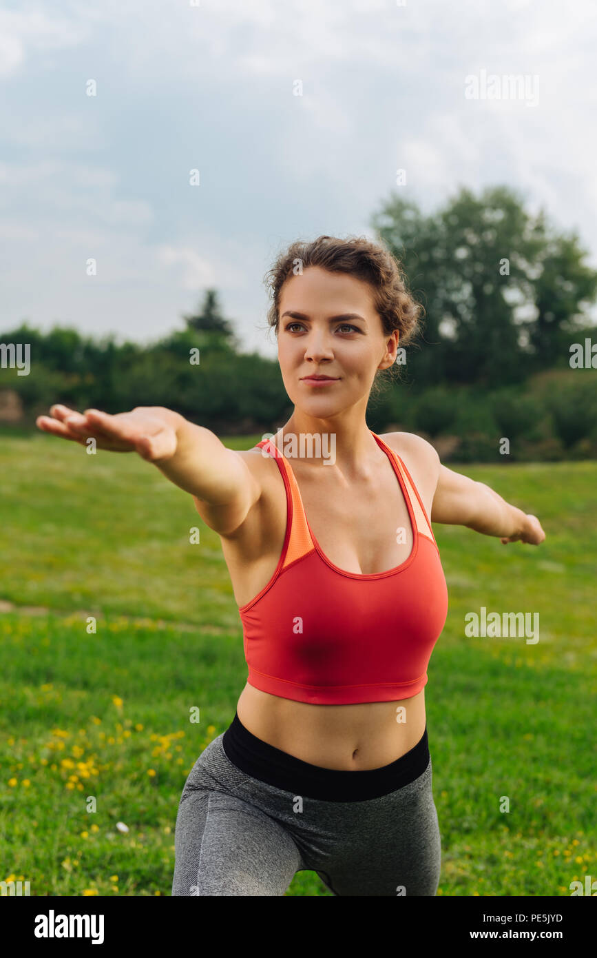 Strahlende happy gymnast Frau balancing im Yoga Posen Stockfoto