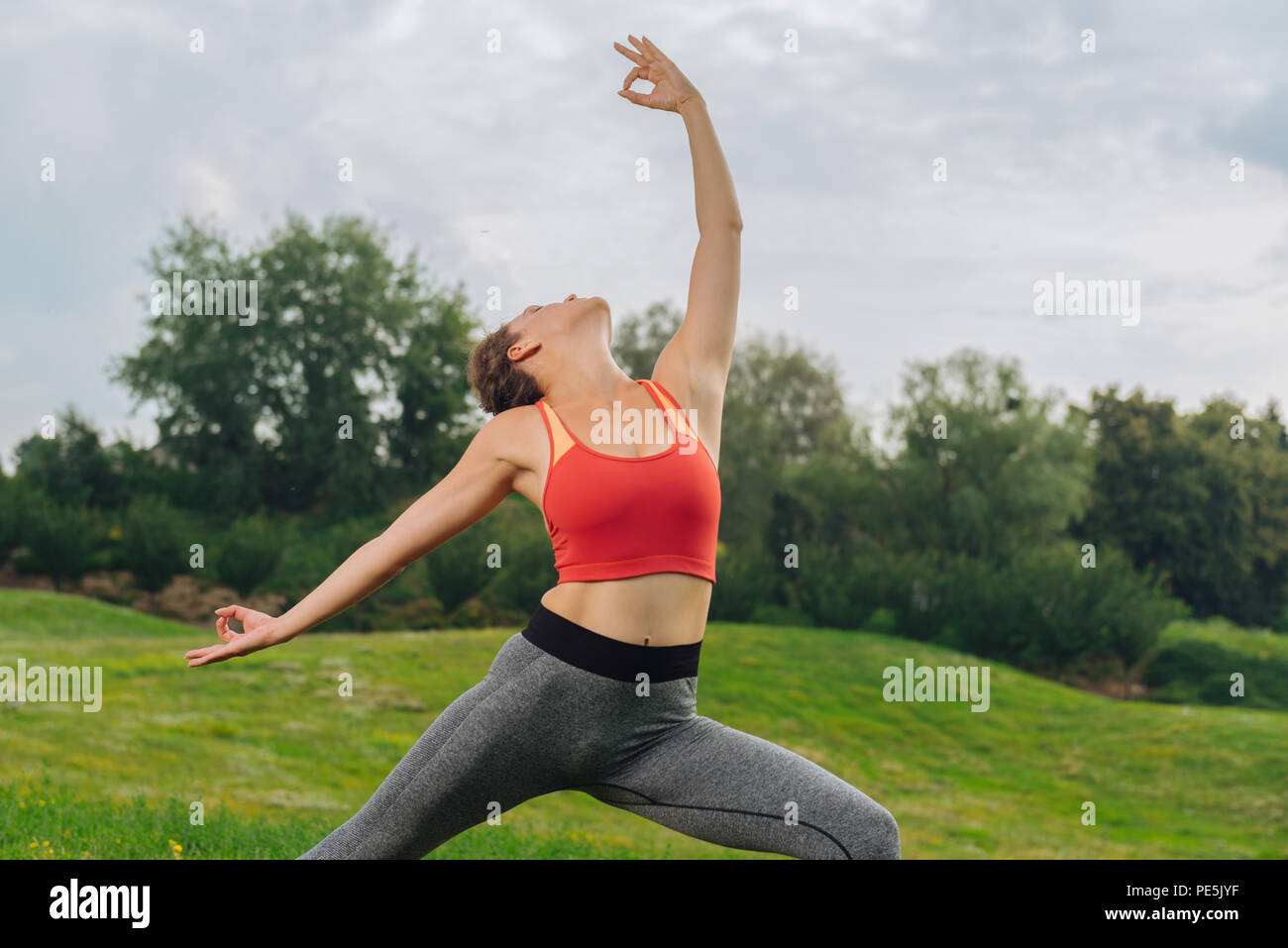 Schlanke zierliche Frau Gefühl erstaunliche während Yoga Posen Stockfoto