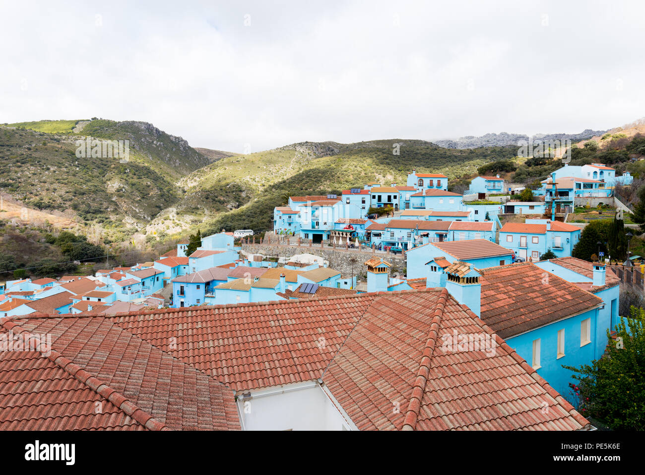 Juzcar Gebäude im Dorf (einschließlich der Kirche) wurden Smurf - Blau von Sony España die Premiere der Schlümpfe Film zu feiern gemalt. Stockfoto
