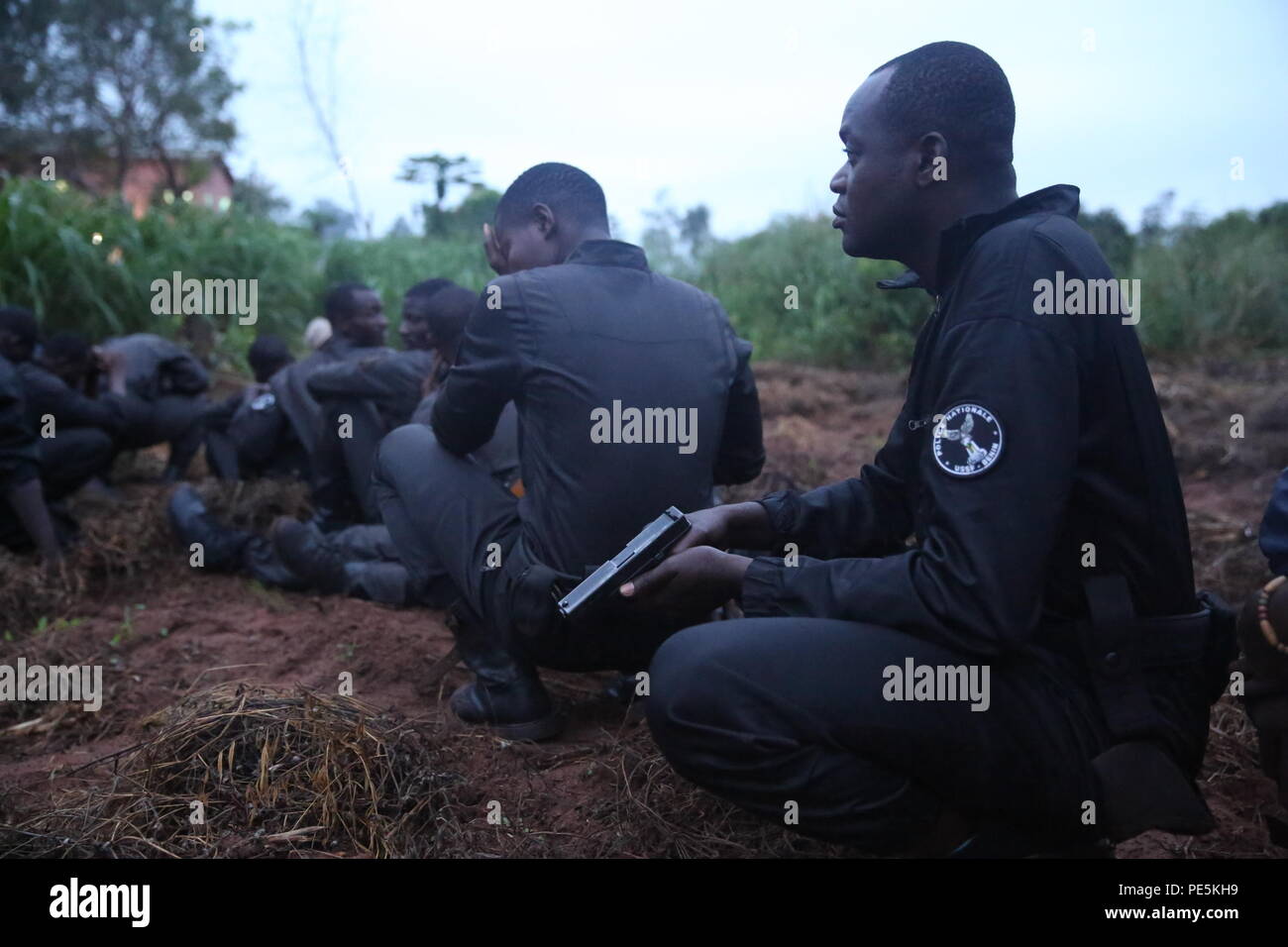 Eine nationale Überwachung Polizei Schüler wartet in einem Security Position während am frühen Morgen einen Raid, Sept. 25 zu bewegen, bei Benin Offizier Akademie in Toffo, Benin. Mehr als 150 Nationale Überwachung Polizei Studenten graduierte von einem monthlong US Marine Corps Ausbildung Evolution, die Handhabung von Waffen, die Bekämpfung der Treffsicherheit, patrouillieren, close-Quarters Combat, taktische Seite Ausbeutung, taktische Fragen und die Bestellung enthalten. Stockfoto