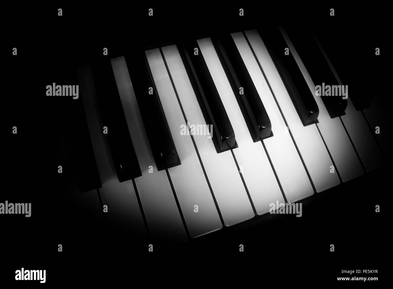 Alle indizierten: Bright Piano keys mit Schatten und schwarze Kontraste. Geeignet für Magazine und Hotel/Motel Lobbies und Zimmer. Stockfoto