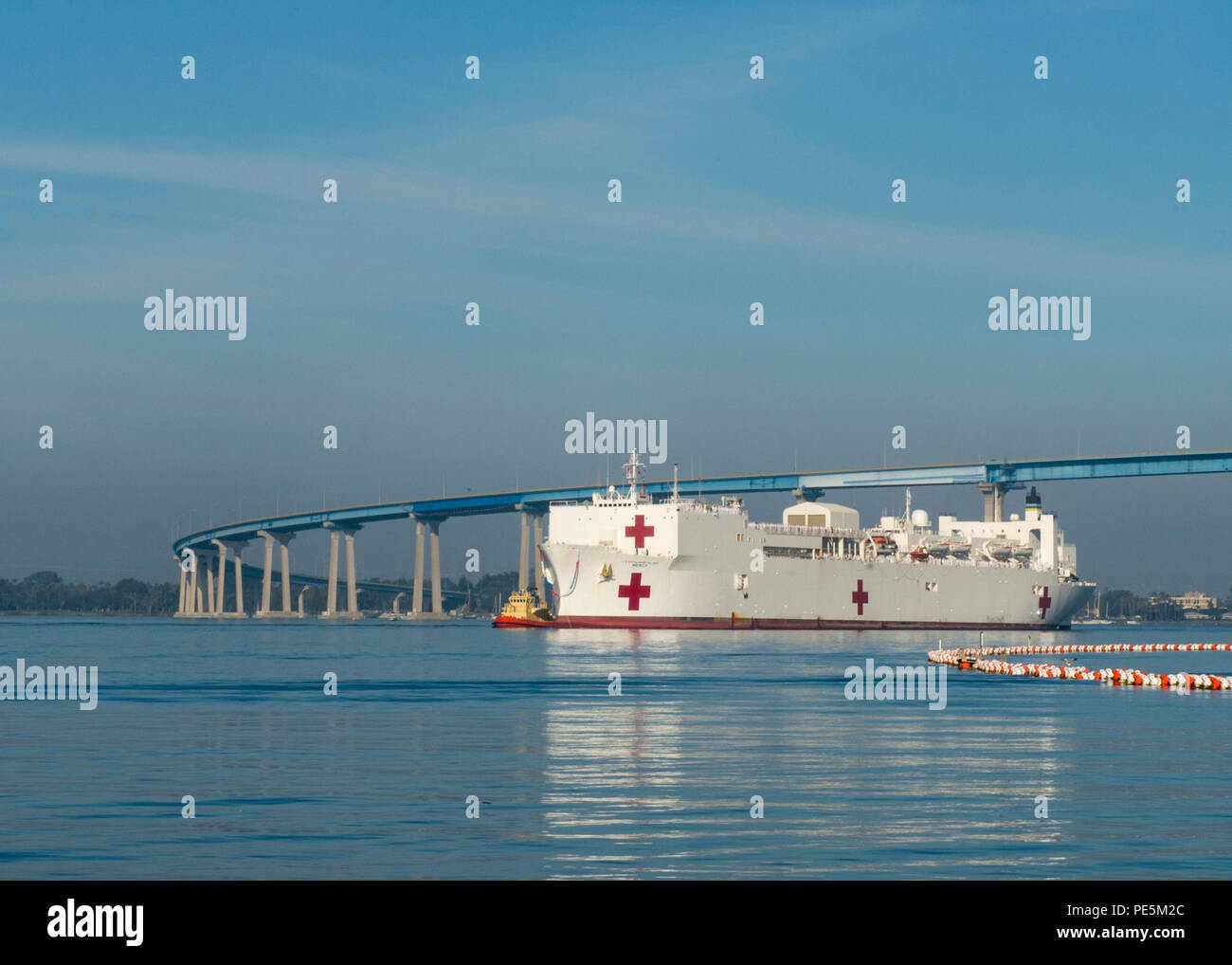 150927-N-GW 139-082 SAN DIEGO (Sept. 27, 2015) - das Hospitalschiff USNS Mercy (T-AH 19) Transite San Diego Bay, wie es wieder in seinen Heimathafen an der Naval Base San Diego. Barmherzigkeit abgeschlossen ein fast 5-monatigen Einsatz zur Unterstuetzung der Pazifische Partnerschaft 2015. (U.S. Marine Foto von Mass Communication Specialist 3. Klasse Eric Truhe/Freigegeben) Stockfoto