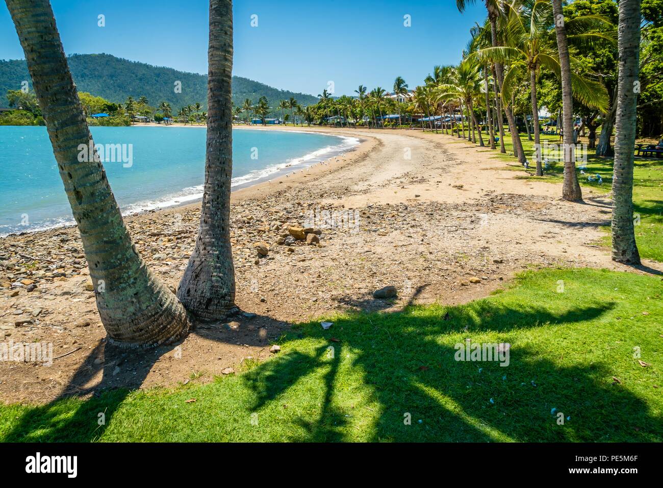 Airlie Beach im Sommer an einem heißen sonnigen Tag Stockfoto