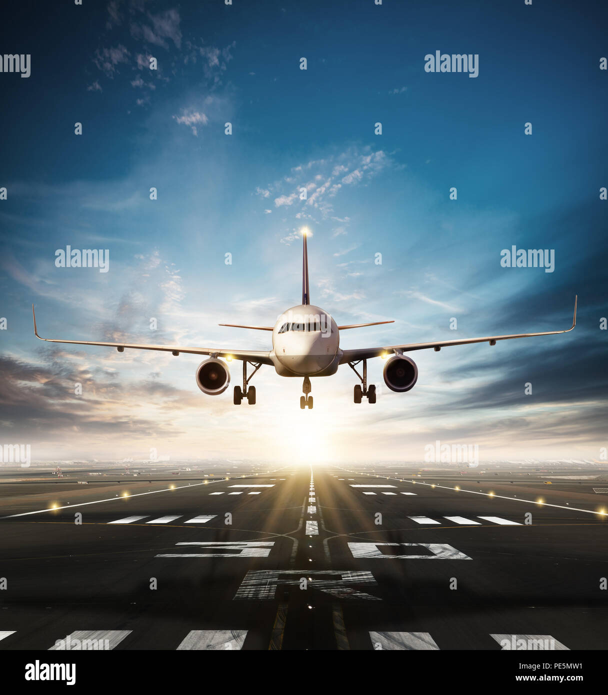 Commercial Airplane, die Start- und Landebahn bei Tageslicht. Konzept des modernen schnelles Reisen Stockfoto