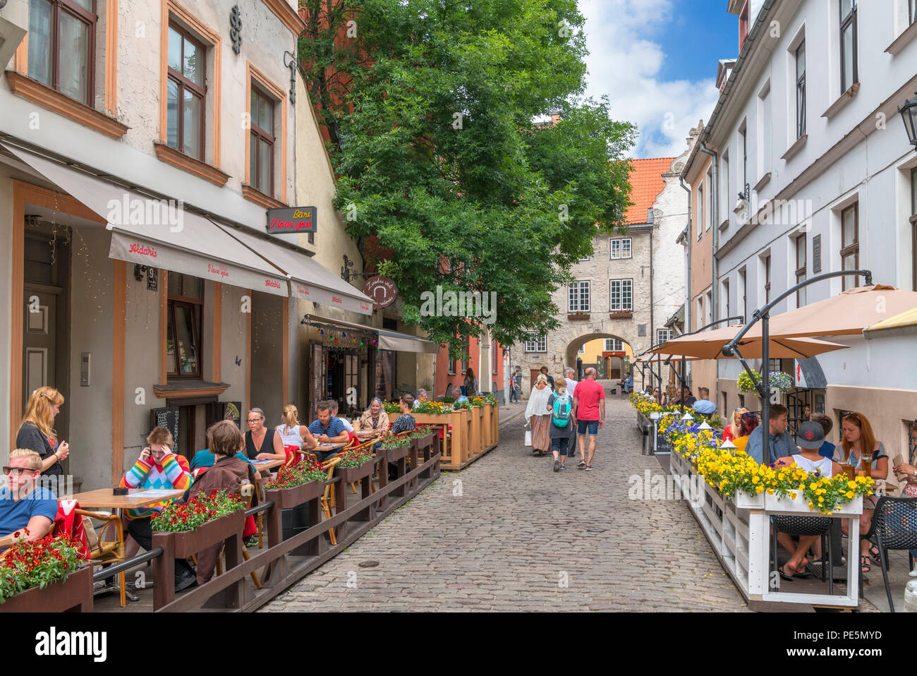 Cafés und Bars auf der Aldaru Iela (aldaru Straße) in die Altstadt in Richtung des Schwedischen Tores (Zviedru Varti), Altstadt von Riga (Vecriga), Riga, Lettland suchen Stockfoto