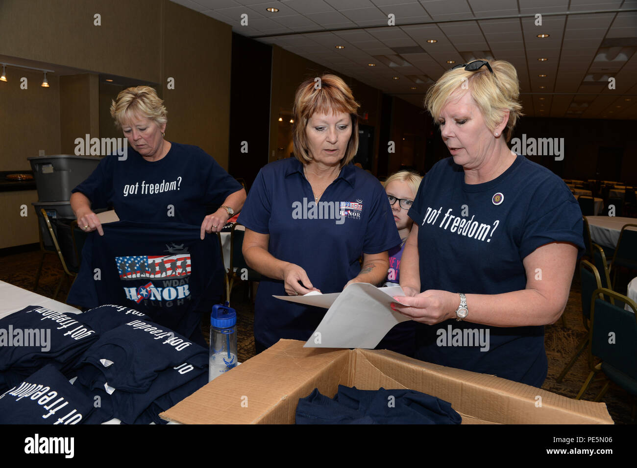 Von rechts nach links Schwestern Senior Master Sgt. Susan Schroeder, der die 119 Communications Flug, pensionierter Oberstleutnant Diane Moderow, der die 119 Medical Group und Lori Ishaug arbeiten als Freiwillige für die wday Ehre Flug, wie sie sich vorbereiten, t-shirts für die Verteilung an eine informierende Sitzung im Biltmore Hotel, Fargo, North Dakota, Sept. 27, 2015. Die Sitzung ist Veteranen des Zweiten Weltkriegs und des Koreakriegs über Ihre Rundfahrt auf einer Reise militärische Denkmäler in Washington, D.C., Okt. 18 und 19 zu besuchen. Schroeder wird Delyle Ishaug begleiten ihren Vater, der ein K Stockfoto