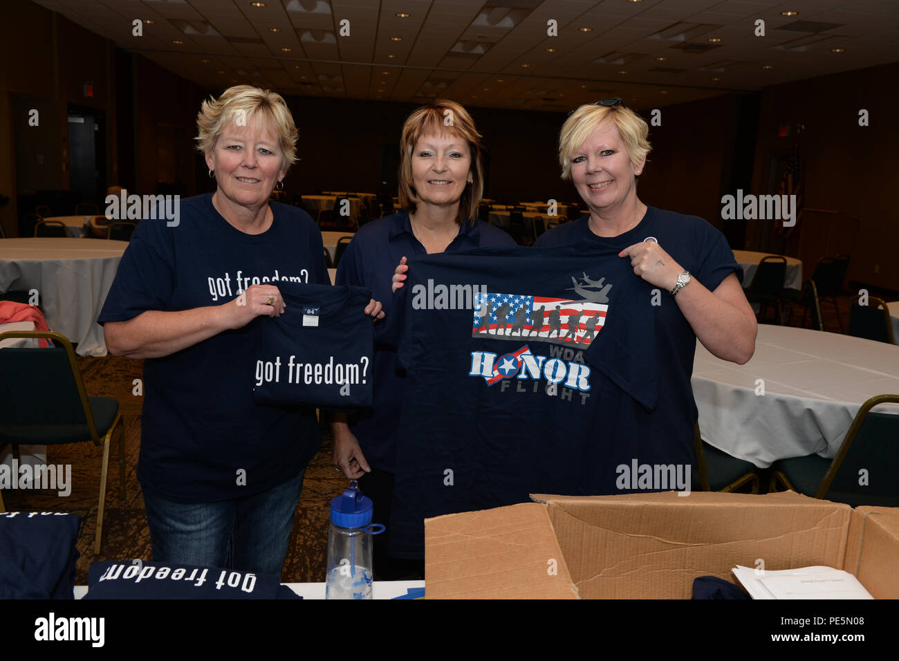 Von rechts nach links Schwestern Senior Master Sgt. Susan Schroeder, der die 119 Communications Flug, pensionierter Oberstleutnant Diane Moderow, der die 119 Medical Group und Lori Ishaug arbeiten als Freiwillige für die wday Ehre Flug, wie sie sich vorbereiten, t-shirts für die Verteilung an eine informierende Sitzung im Biltmore Hotel, Fargo, N.D., Sept. 27, 2015. Die Sitzung ist Veteranen des Zweiten Weltkriegs und des Koreakriegs über Ihre Rundfahrt auf einer Reise militärische Denkmäler in Washington, D.C., Okt. 18 und 19 zu besuchen. Schroeder wird Begleitung ihr Vater Delyle Ishaug, wer ist eine koreanische Wa Stockfoto