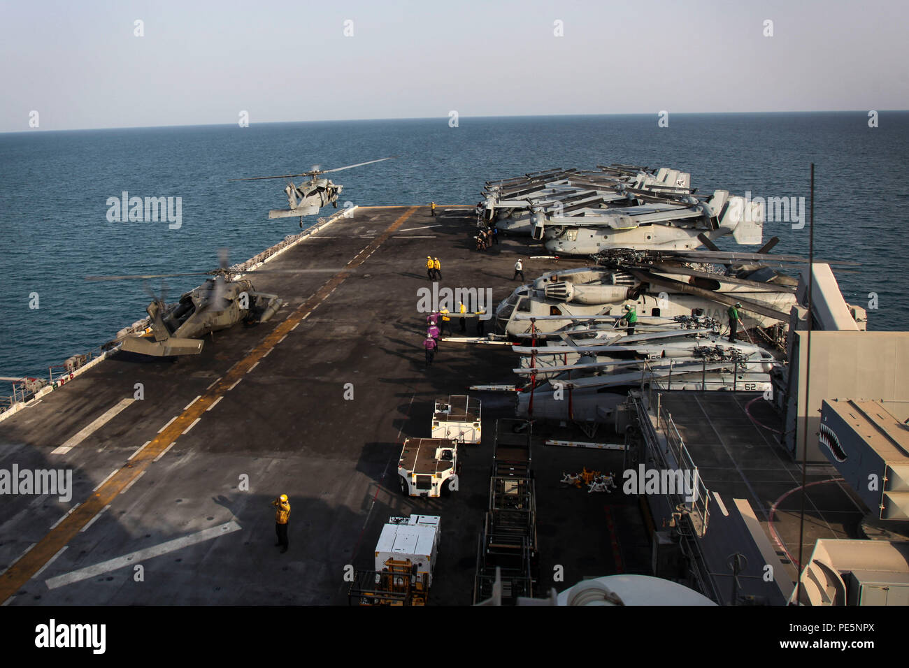 ARABIAN GULF (Sept. 28, 2015) Ein UH-60 Black Hawk mit 185 der US-Armee Theater Aviation Brigade landet an Bord der Amphibisches Schiff USS Essex (LHD2). Diese Soldaten praktiziert Landung und Abflug von den Essex, um sich mit den Flugbetrieb an Bord eines Schiffes vertraut zu machen. 15 Marine Expeditionary Unit, an Bord der Schiffe der Essex amphibischen bereit, Gruppe, bereitgestellt ist die regionale Sicherheit in den USA 5 Flotte Bereich der Betrieb aufrecht zu erhalten. (U.S. Marine Corps Foto von Cpl. Elize McKelvey/Freigegeben) Stockfoto