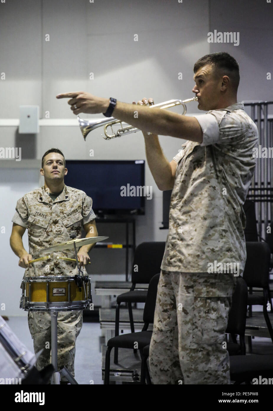 Sgt. Michael R. Hickey, Recht, ein trompeter mit dem 2Nd Marine Division Band, führt der Band in der Probe für Bernstein N. Carter, ein Bewohner von Hubert, N.C., bei ihrem Besuch in post-Befehl der Band in Camp Lejeune, N.C., Sept. 29, 2015. Amber immer davon geträumt, an das Marine Corps, konnte aber nicht aufgrund von William's Syndrom. Staff Sgt. Jesaja Riley, ein Durcheinander Chief mit 10 Marine Regiment, brachte sie und ihre Familie an Bord der Basis der Band spielen zu beobachten. (U.S. Marine Corps Foto von Cpl. Paul S. Martinez/Freigegeben) Stockfoto