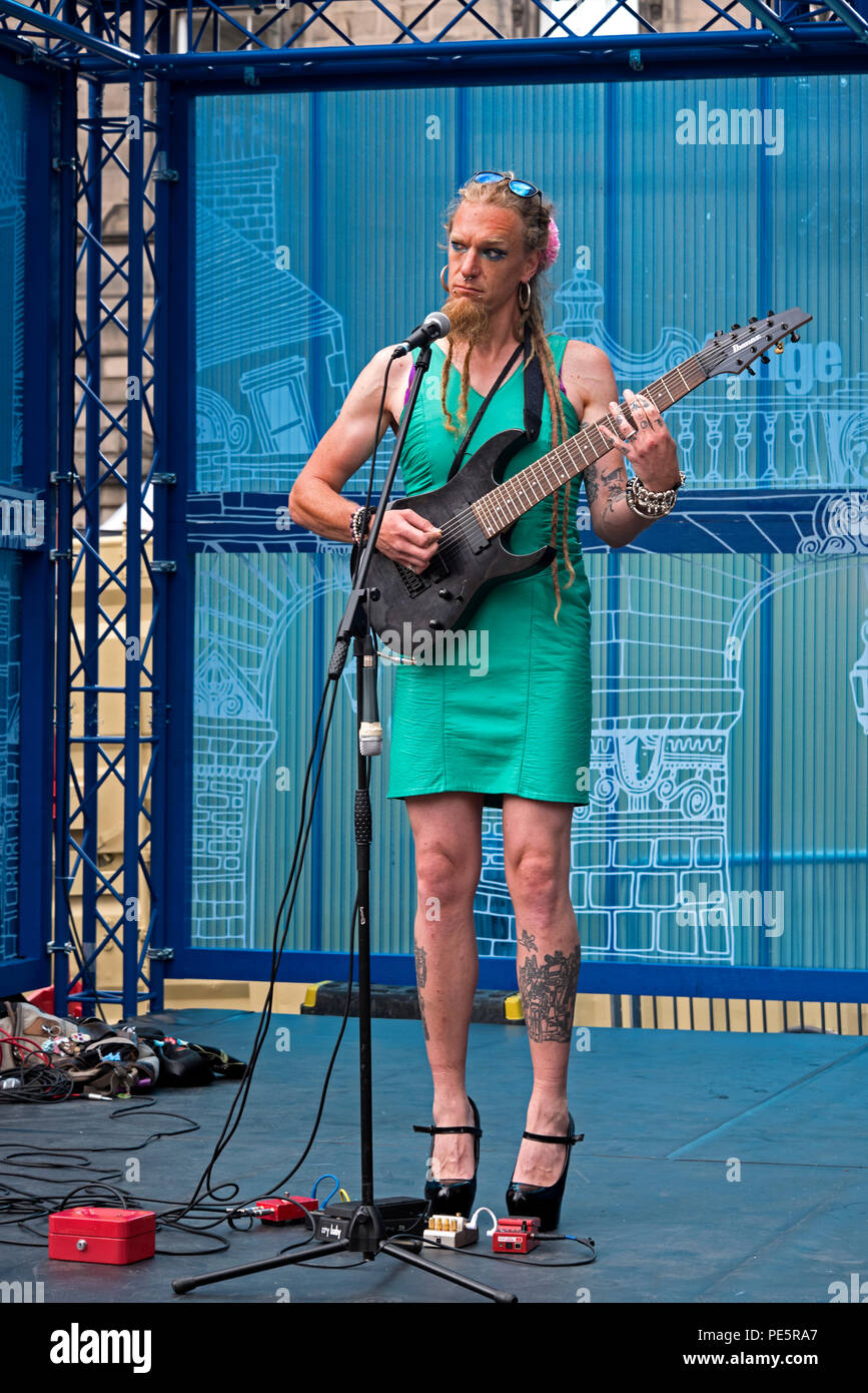 Miss Candy Apple unten in High Heels und einem kurzen Kleid führt auf einer Bühne auf der High Street während des Edinburgh Fringe Festival. Stockfoto
