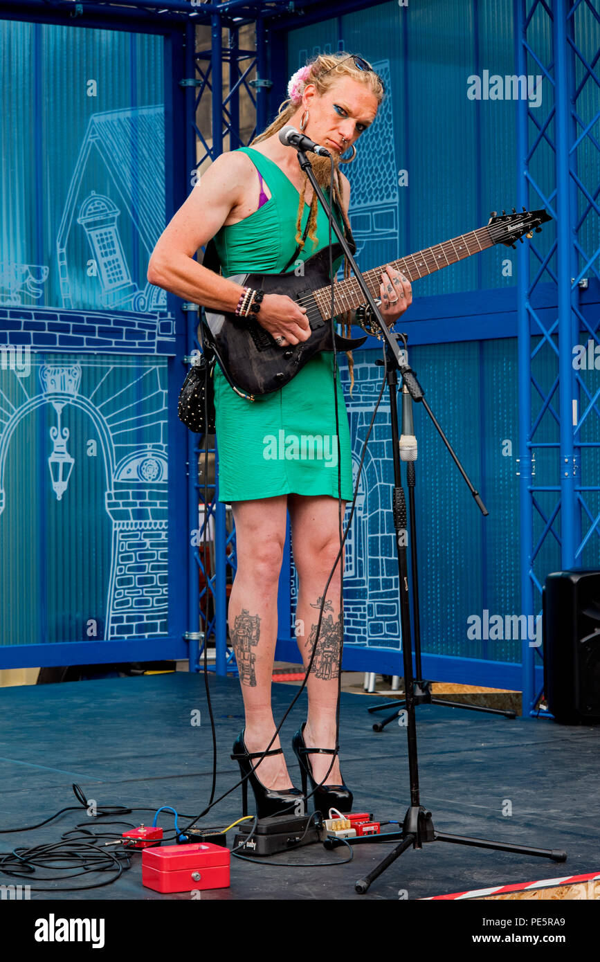 Miss Candy Apple unten in High Heels und einem kurzen Kleid führt auf einer Bühne auf der High Street während des Edinburgh Fringe Festival. Stockfoto
