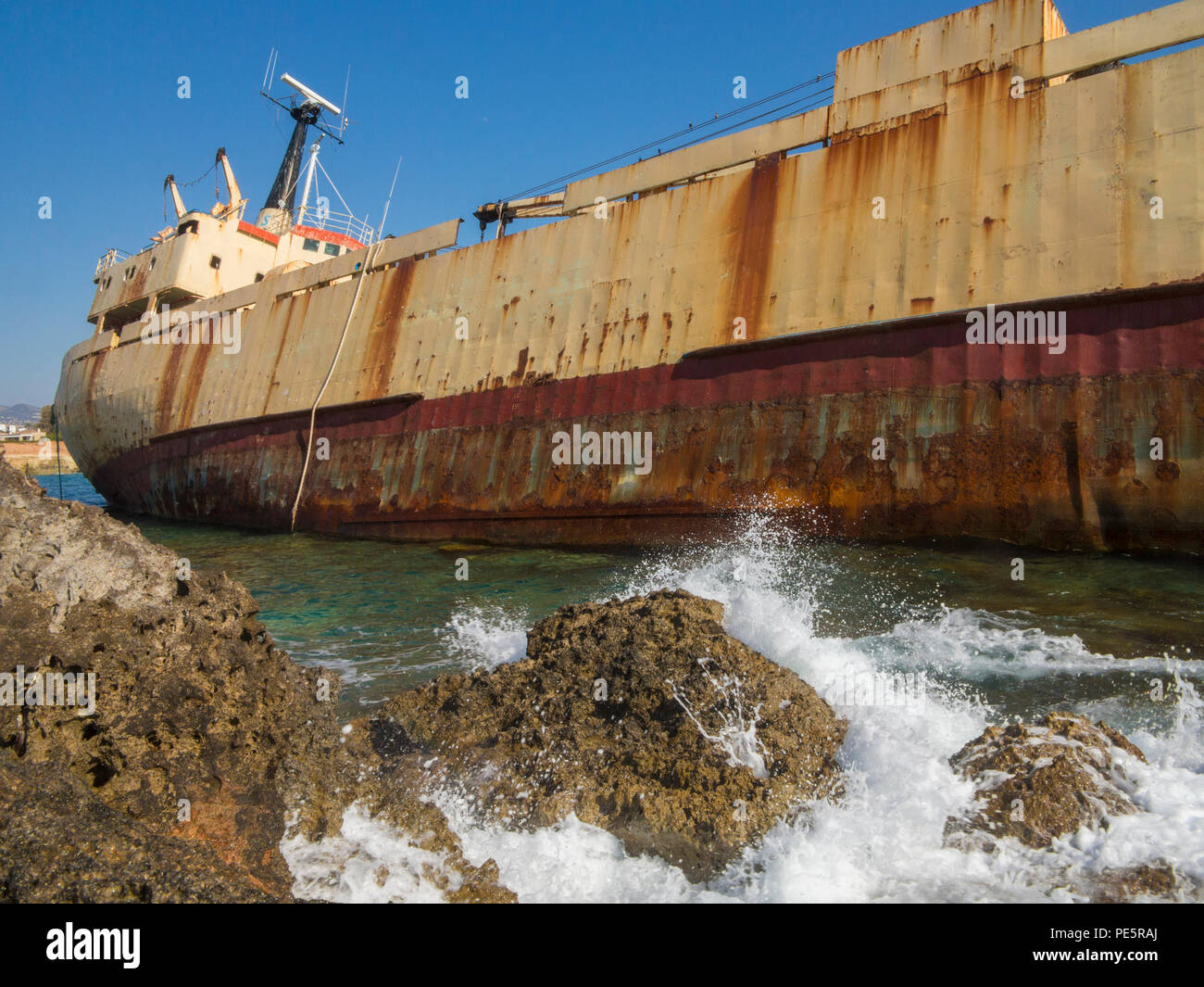 Ein verlassenes Schiffswrack auf Felsen in Zypern Stockfoto