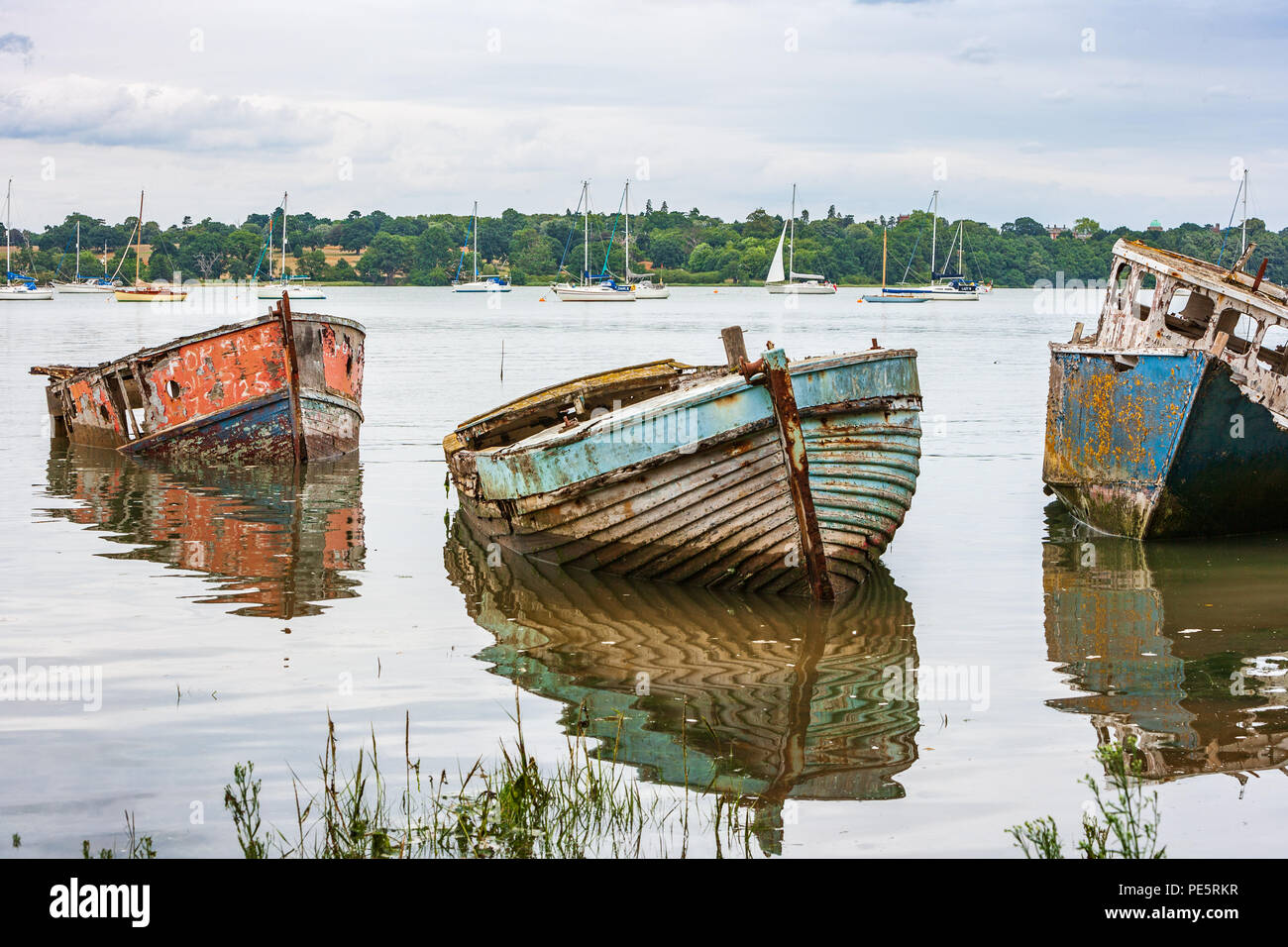 Verfallende adandoned Boote auf dem Fluss orwell Mündung in der Nähe von Pin-Mühle auf suffolk Stockfoto