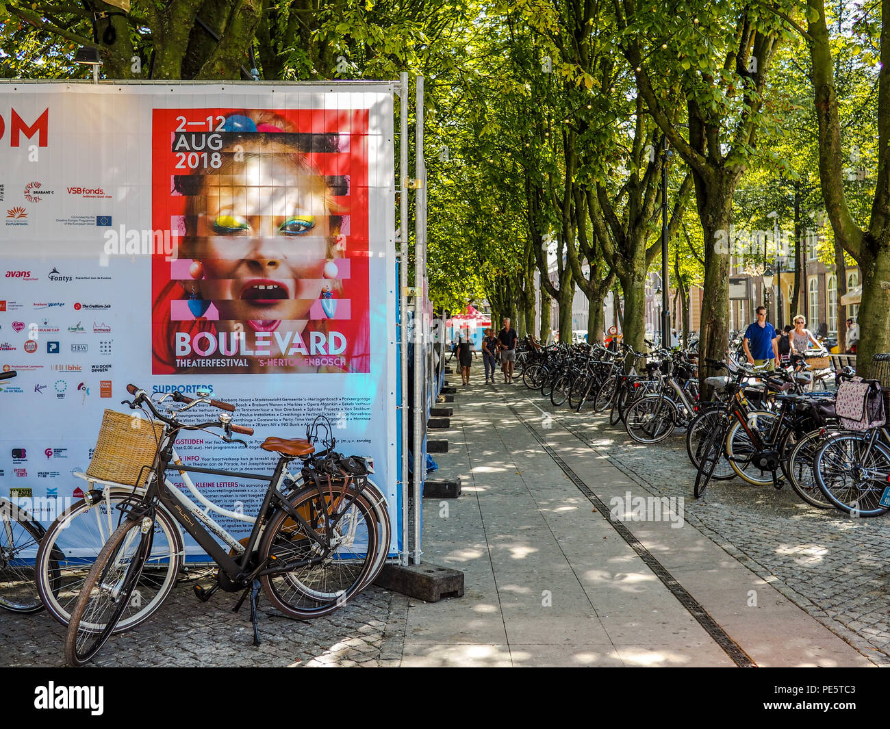 August 2018 - 's-Hertogenbosch, Niederlande: große Werbung für die jährliche Boulevard Street Theatre Festival Stockfoto