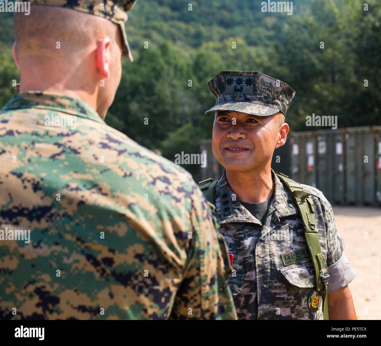 Republik Korea Marine Generalmajor Jeon Jingu schüttelt Hände mit US Marine Oberst David L. Odom während Koreanische Marine Austauschprogramm 15-12 an Gunha-Rhi, der Republik Korea, Sept. 15, 2015. KMEP 15-12 ist ein bilaterales Training übung, dass die ROK und die US-amerikanische Allianz erhöht, fördert die Stabilität auf der koreanischen Halbinsel und stärkt ROK und US-amerikanischen militärischen Fähigkeiten und die Interoperabilität. Jingu, von Nonsan, Choognam, ROK, ist der kommandierende General des 2nd Marine Division, ROK Marine Corps Headquarters. Odom, von Hartsville, South Carolina, ist der kommandierende Offizier des 4. Marine Regiment, 3 Ma Stockfoto