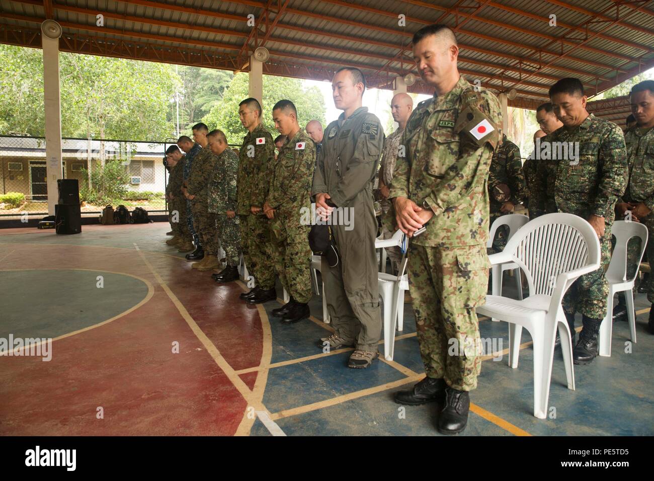 Armed Forces of the Philippines, japanische Ground Self-Defense Force, US-Marines und US-Marine-Service-Mitglieder kommen zusammen für die Stabsrahmenübung Eröffnungsfeier, Okt. 1, Naval Forces Northwest während amphibische Landung Übung 2015. PHIBLEX 15 ist eine jährliche, bilaterale Trainingsübung unter der Leitung von Mitgliedern der Streitkräfte der Philippinen neben US-Marine und Marine Kräfte. Es zielt auf die Stärkung der Partnerschaft und Beziehungen zwischen den beiden Nationen in einer Reihe von militärischen Operationen, einschließlich Katastrophenhilfe und komplexe Auslandsoperationen. (US-Mari Stockfoto