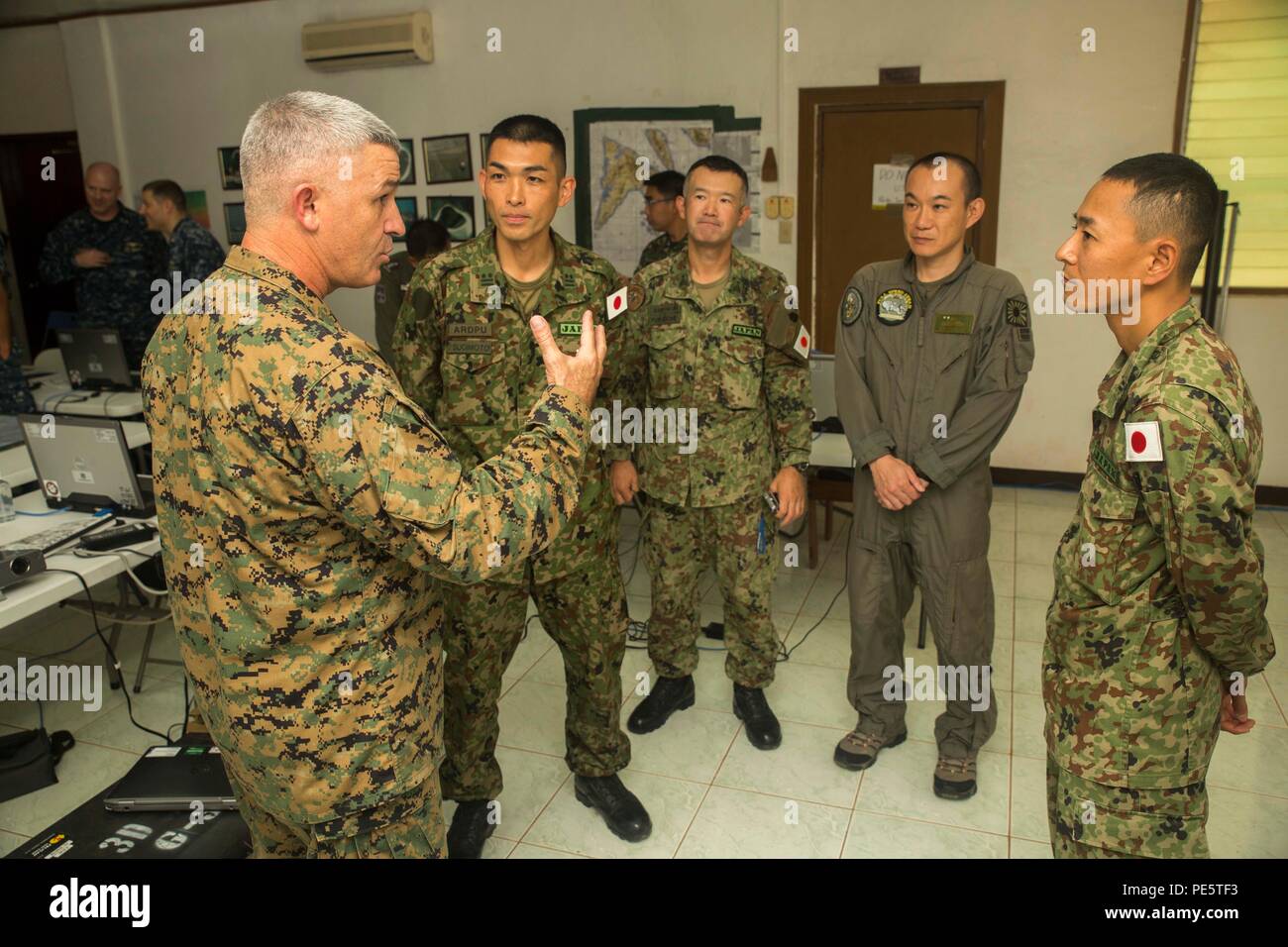 U.S. Brigadier General Paul Kennedy, Links, Kommandant der 3. Marine Expeditionary Brigade, die Gespräche mit den Mitgliedern der Japan Masse Verteidigung-kraft während amphibische Landung Übung 2015. 15 PHIBLEX ist eine jährliche, bilateralen Training durch Mitglieder der Streitkräfte der Philippinen neben US Marine und Marine Kräfte durchgeführt, wobei der Schwerpunkt auf der Stärkung der Partnerschaft und Beziehungen zwischen den beiden Nationen in einer Reihe von militärischen Operationen sowie die Katastrophenhilfe und komplexen expeditionary Operations. (U.S. Marine Foto von Cpl. Robert Williams jr./Freigegeben) Stockfoto