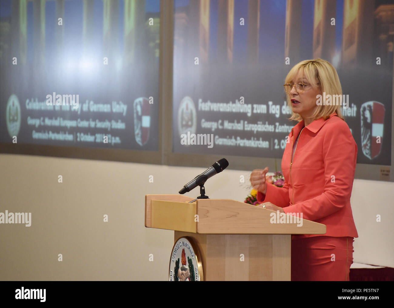 Die bayerische Staatsministerin Dr. Beate Merk, Bayerische Ministerin für Europäische Angelegenheiten und regionale Beziehungen, ist der Keynote Speaker bei der Feier zum Tag der Deutschen Einheit Oktober 2 gehalten hier am George C. Marshall Europäisches Zentrum für Sicherheitsstudien in Garmisch-Partenkirchen, Deutschland. (Marshall Center Foto von Karlheinz Wedhorn/freigegeben) Stockfoto