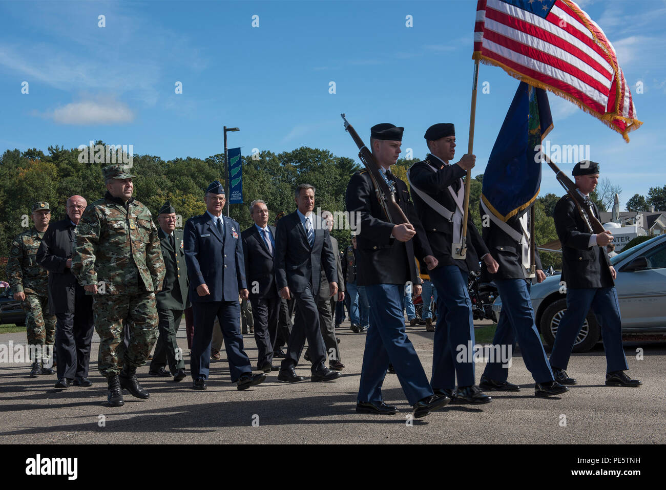 Us Air Force Maj. Allgemeine Steven Cray, Adjutant General, Vermont Nationalgarde und Vermont Gouverneur Peter Shumlin, zusammen mit anderen Verehrte Besucher, die Teilnahme an der Eröffnungsfeier für den Vietnam Veterans' Memorial Fund auf Reisen Wand an der Champlain Valley Exposition, Essex Junction, Vt, Oktober 1, 2015. Die Wand, auch als die Mauer, die heilt, ist einen halben Nachbildung genau zu dem Buchstaben und der Zoll das ursprüngliche Vietnam Veterans Memorial in Washington, D.C. (USA bekannt Air National Guard Foto von Tech. Sgt. Sarah Mattison) Stockfoto