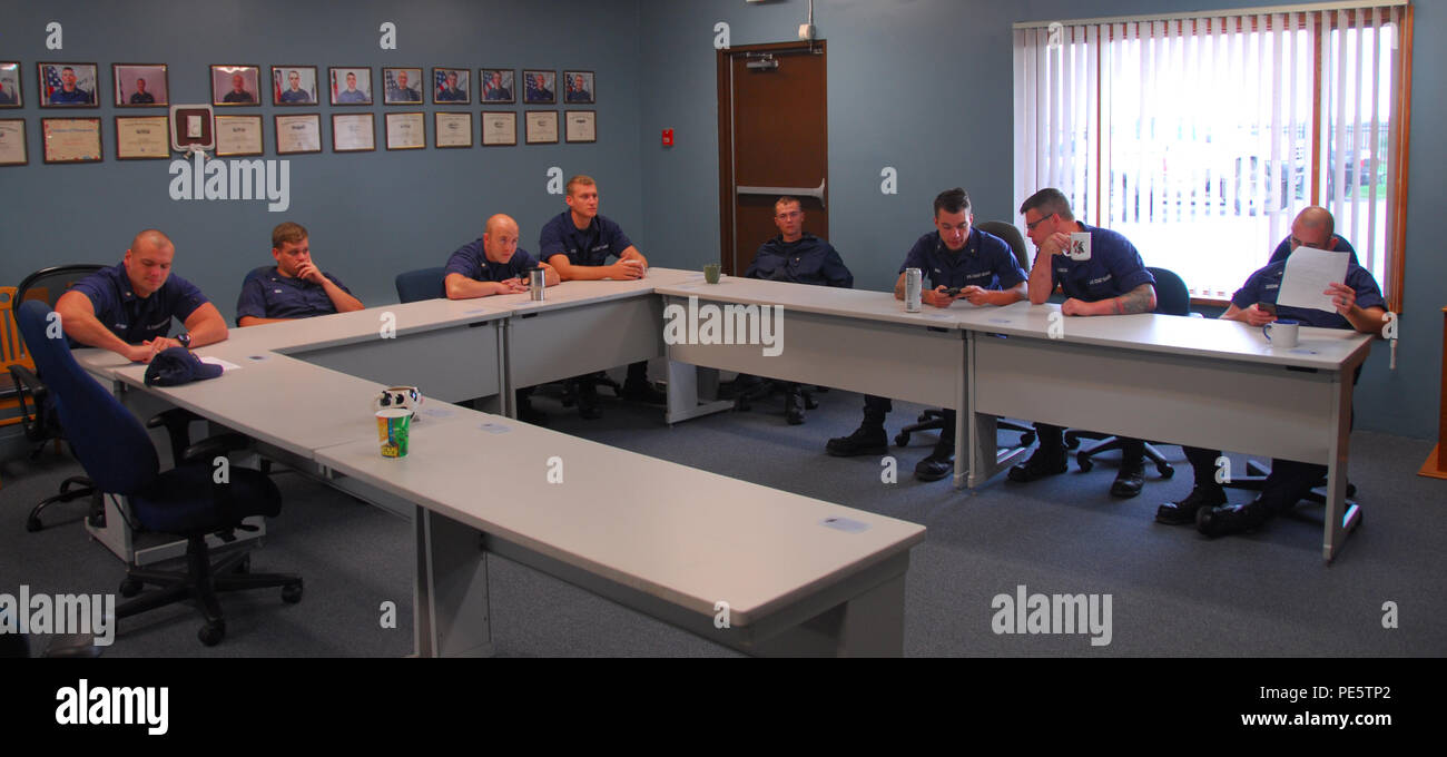 Mitglieder der Coast Guard Station Harbour Beach, Mich., stehen bereit für morgen Sitzung der Station, Sept. 28, 2015. Auf dem Foto abgebildet sind Unteroffiziere 3. Klasse Dustin Bergmann, Jeffery Neal, Brandon Liddell, Feuerwehrmann Samuel Potter, Unteroffiziere 3. Klasse Tyler Colbert, Justin Ball, Petty Officer 2nd class Joel Dobson und Petty Officer 3rd Class Cristopher Dorchak. (U.S. Coast Guard Foto von Petty Officer 2. Klasse Evan Biber) Stockfoto