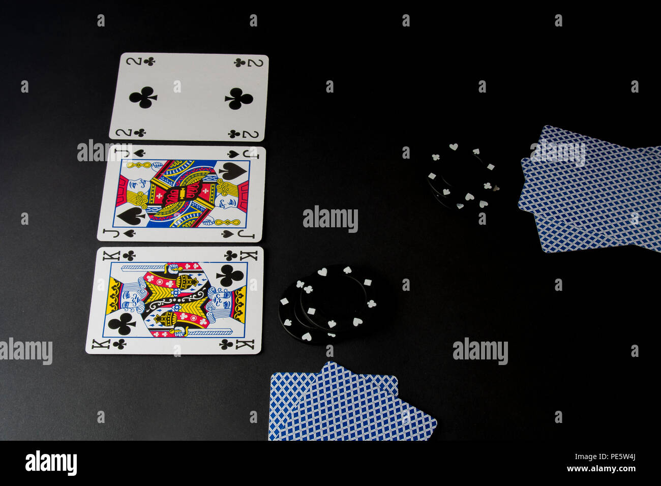 Poker Karten und Chips isoliert auf Schwarz. Flop, blind und die Hände auf den Tisch. Heads Up. Stockfoto
