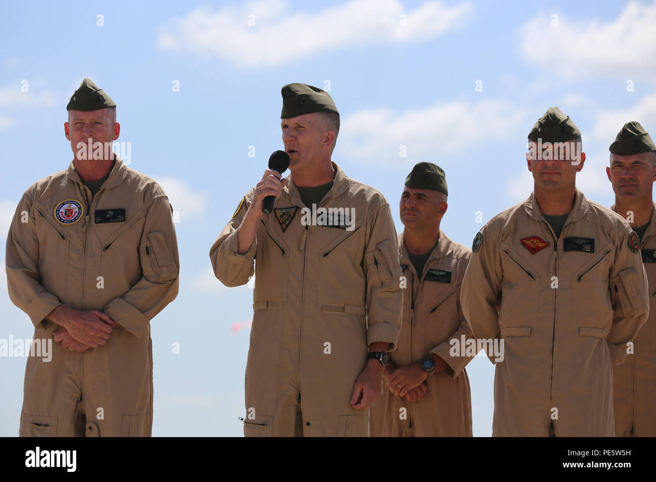 Oberst Jason Woodworth, kommandierender Offizier der Marine Corps Air Station Miramar, Calif., begrüßt Sie das Publikum an der 2015 MCAS Miramar Air Show an Bord der Air Station, Okt. 2. Die Show begann mit einem feierlichen Akt von der Marine Air Ground Task Force Demonstration gefolgt. (U.S. Marine Corps Foto von Sgt. Melissa Wenger/Freigegeben) Stockfoto