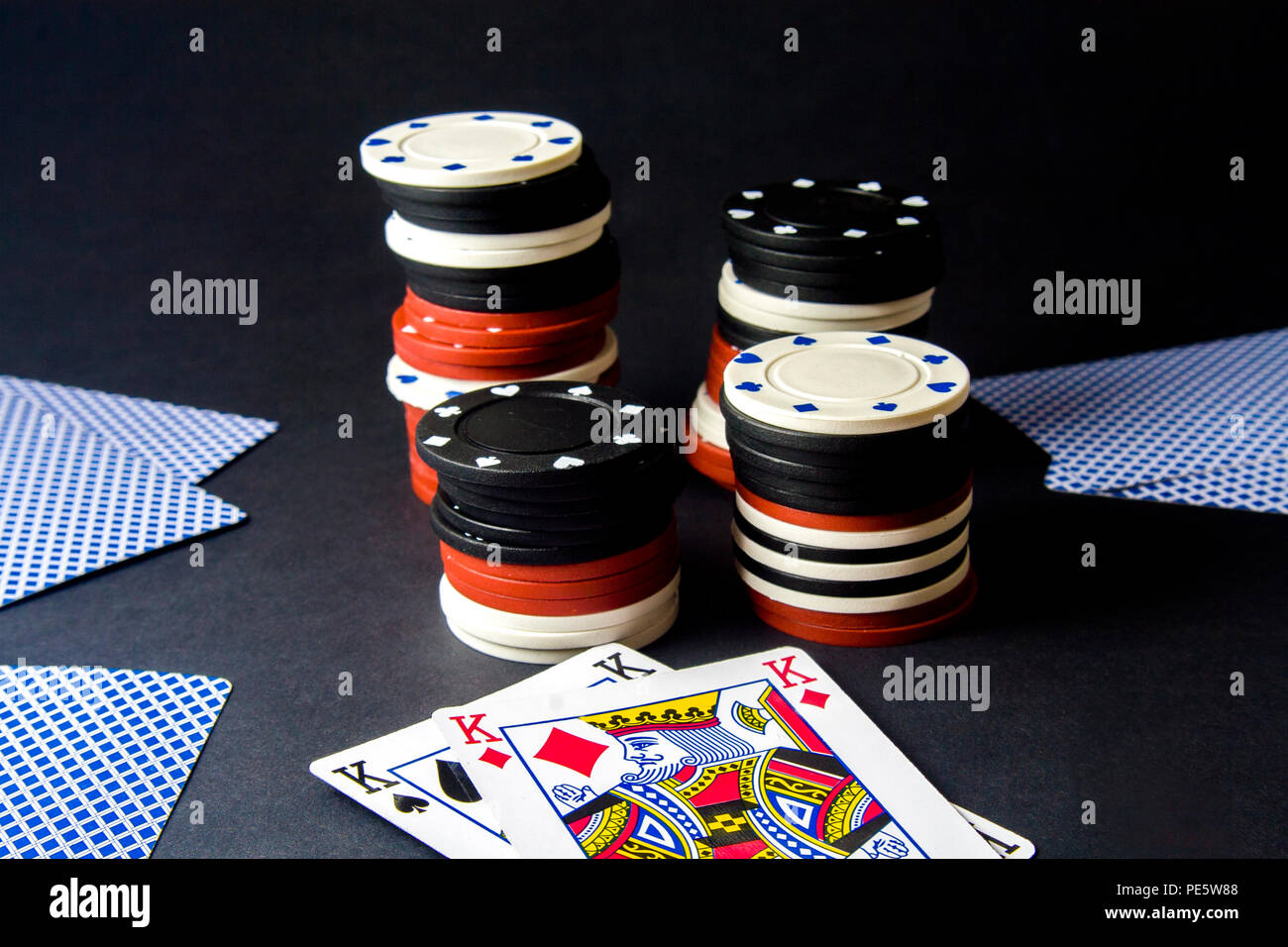 Poker Karten und viele Chips über Schwarz. Paar Könige. Flache Freiheitsgrad. Stockfoto