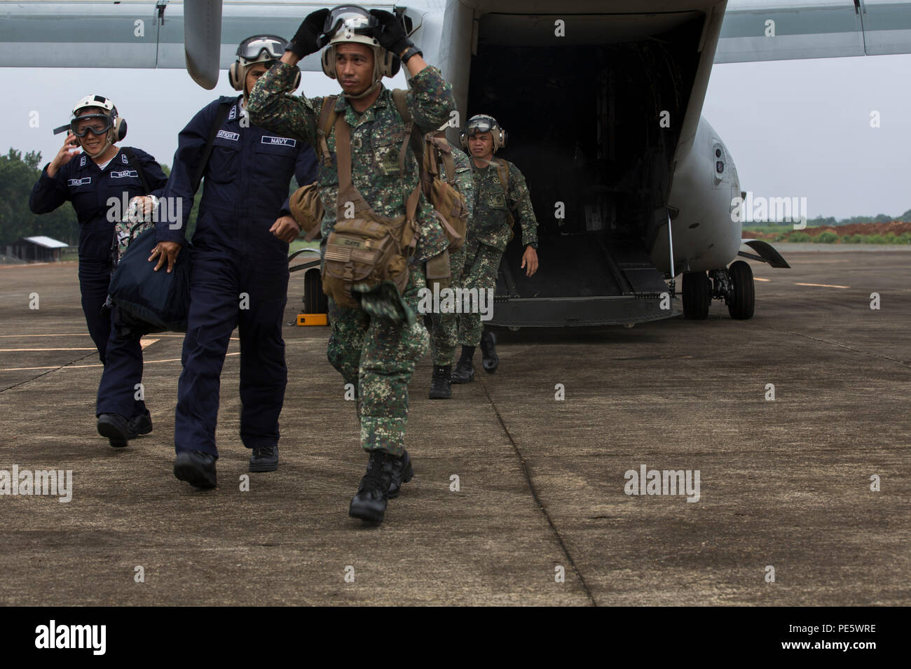 Us-Marines mit Marine Medium Tilt rotor Squadron-265, 3. Marine Expeditionary Force, und der Philippinischen service Mitglieder, Räumen eine MV-22 Osprey während amphibische Landung Übung 2015 Flughafen Puerto Princesa, Palawan, Philippinen, Okt. 2. 15 PHIBLEX ist eine jährliche, bilateralen Training durch die US-Marine und Marine Kräfte, die mit der Streitkräfte der Philippinen, um die Interoperabilität zu stärken und die Zusammenarbeit im Bereich der militärischen Operationen von der Katastrophenhilfe bis hin zu komplexen expeditionary Operations. (U.S. Marine Corps Foto von Lance Cpl. Juan Bustos/Re Stockfoto