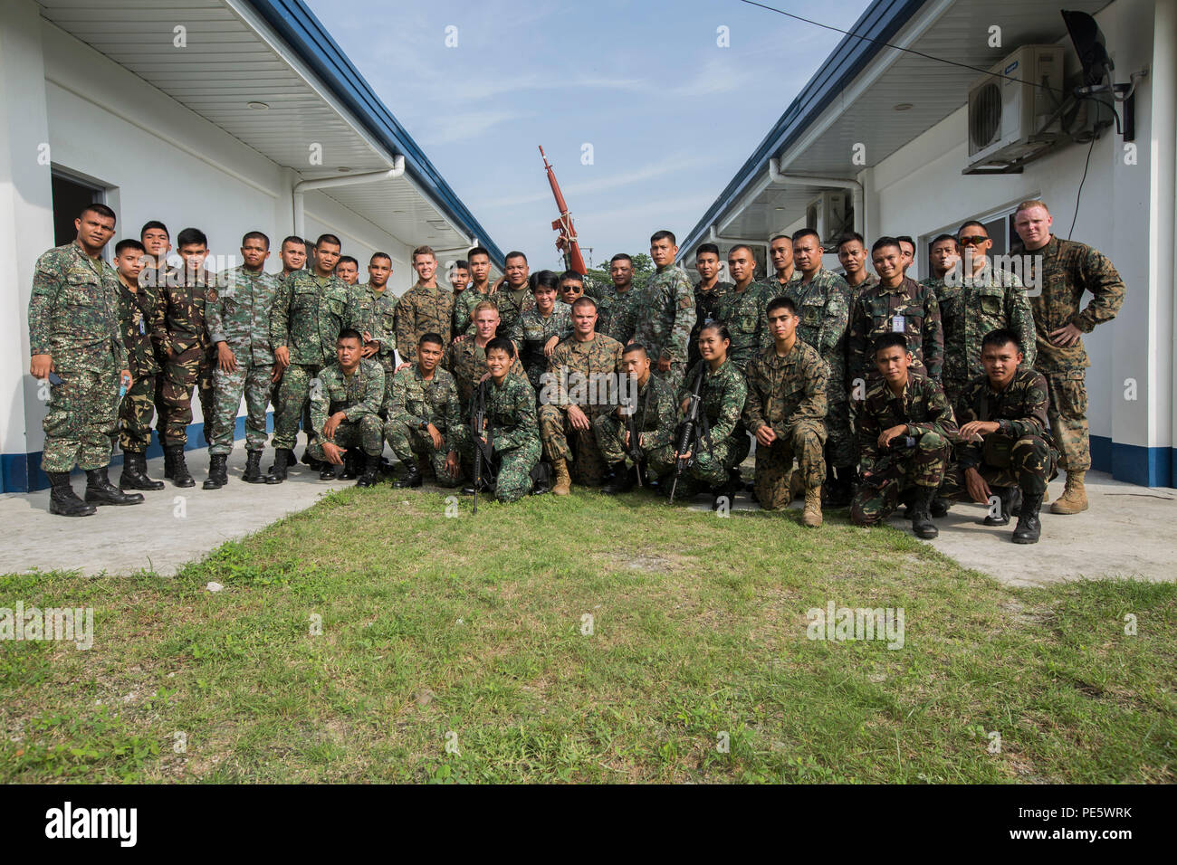 Us-Marines mit 3. Strafverfolgung, Firma C., III Marine Expeditionary Force, und der Philippinischen service Mitglieder posieren für ein Foto während amphibische Landung Übung 2015 Basa Air Base, Pampanga, Philippinen, 3. 15 PHIBLEX ist eine jährliche, bilateralen Training durch die US-Marine und Marine Kräfte, die mit der Streitkräfte der Philippinen, um die Interoperabilität zu stärken und die Zusammenarbeit im Bereich der militärischen Operationen von der Katastrophenhilfe bis hin zu komplexen expeditionary Operations. (U.S. Marine Corps Foto von Lance Cpl. Juan Bustos/Freigegeben) Stockfoto