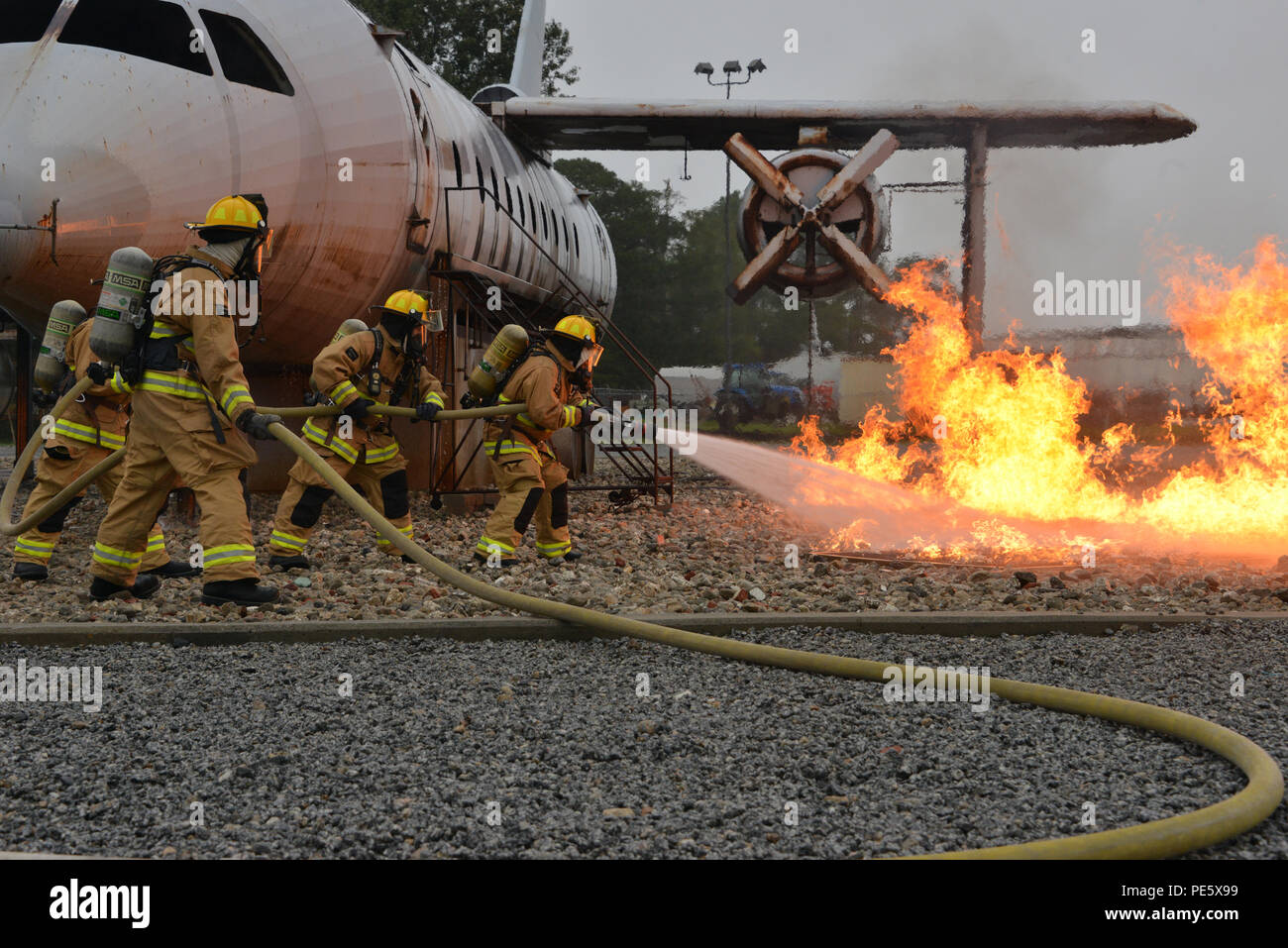 Us Air Force Feuerwehrmanner Eine Gesteuerte Flugzeuge Feuer