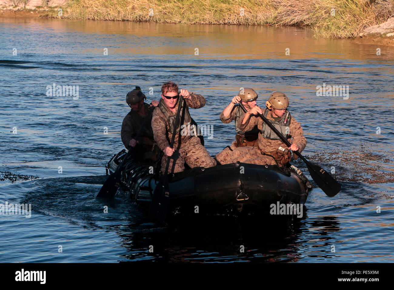 Us-Marines mit 1 Force Reconnaissance Unternehmen, 1. Marine Expeditionary Force machen an Land in einem Kampf Gummi Streifzüge Handwerk während einer Übung des helocast Ferguson See, in der Nähe von Yuma, Ariz., Okt. 3, 2015. Die Übung ist Teil der Waffen und Taktiken Kursleiter (WTI) 1-16, einer siebenwöchigen Ausbildung Veranstaltung bewirtet durch Marine Aviation Waffen und Taktiken Squadron (MAWTS-1) Kader. MAWTS-1 bietet standardisierte taktische Schulung und Zertifizierung der Ausbilder Qualifikationen zu Marine Aviation Training und die Bereitschaft, Unterstützung und hilft bei der Entwicklung und dem Einsatz der Luftfahrt Waffen und Taktiken. Stockfoto