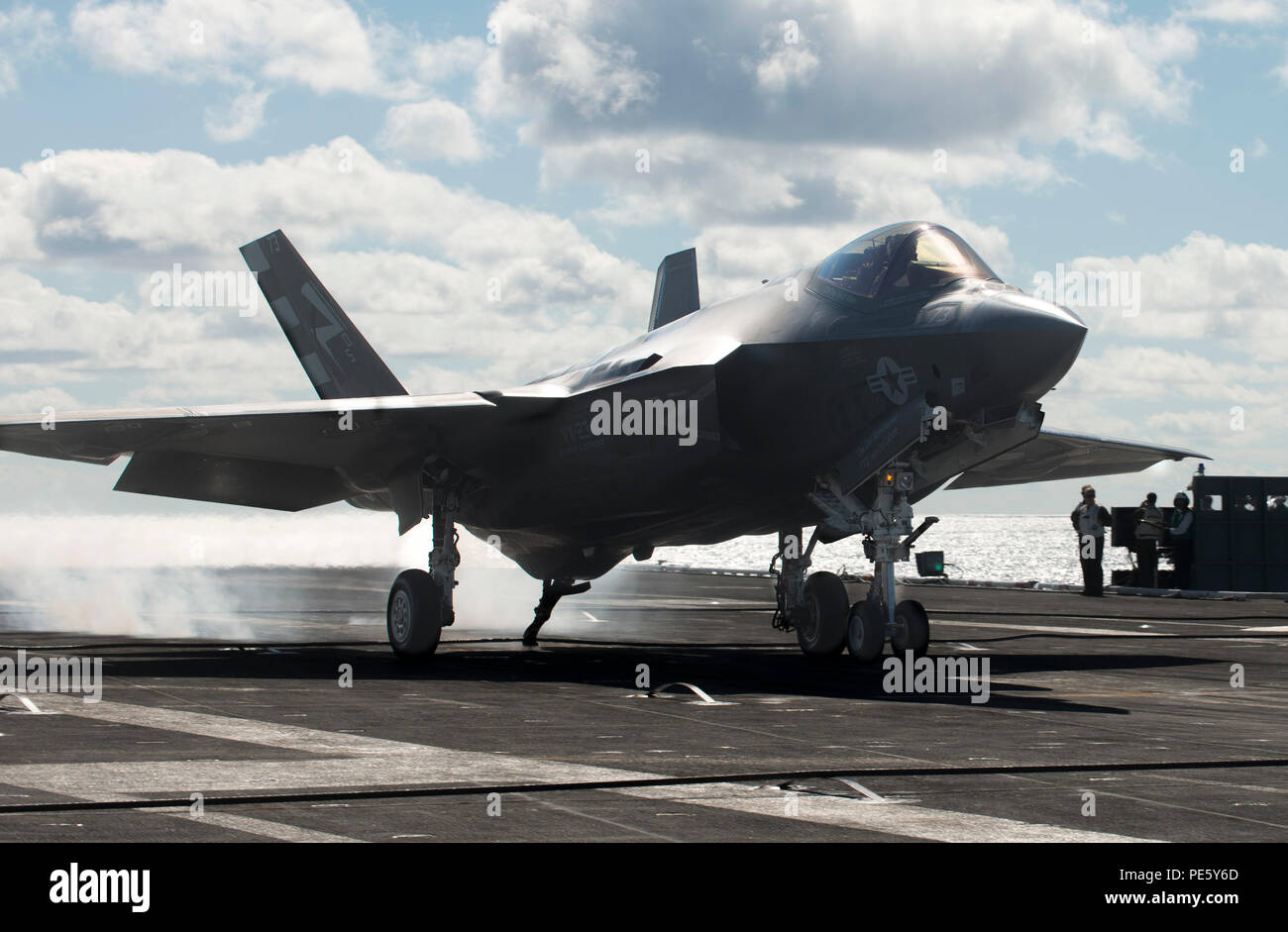 Atlantik (Okt. 2010) 2, 2015) Cmdr. Tony 'Brick' Wilson macht eine verhaftet Landung mit einer F-35C Lightning II an Bord der USS Dwight D. Eisenhower (CVN 69) während der zweiten developmental Test (DT-II) Phase der nächsten Generation Strike Fighter. Wilson Naval Aviation Geschichte Nov. 3, 2014, als er die erste F-35 C Landung an Bord der Flight Deck von einem US-Marine Flugzeugträger verhaftet. Wilson und ein Team aus der F-35 Lightning II Pax River integrierten Test Kraft aus der Luft, Test und Evaluierung Squadron (VX) 23 sind die Träger der Eignung und Integration Prüfung der F-35 C. (U.S. Marine Stockfoto