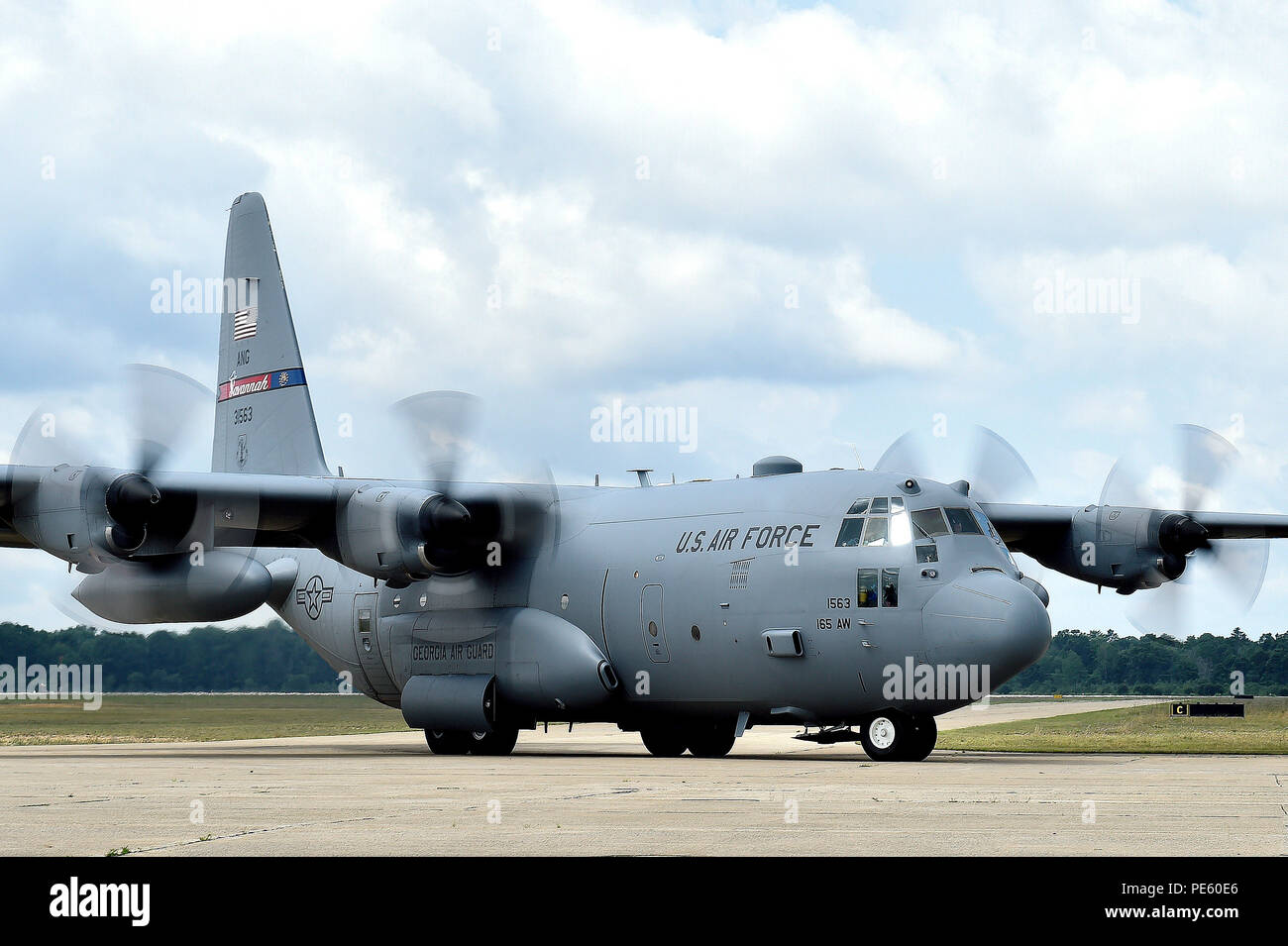 Eine C-130H Hercules 165 Luftbrücke Flügel der Air National Guard von Savannah, Georgia zugewiesen., Taxis nach der Landung in die Äsche Army Airfield, mich als Teil der Übung Northern Strike, 12.08.9. Die 165 AW vorausgesetzt, die nur C-130 Flugzeugen verwendet werden schwere Ladung während der Übung zu transportieren. Northern Strike ist eine robuste militärische Bereitschaft Übung durch die Michigan Army National Guard verfügt über gemeinsame und multi-nationalen Streitkräfte gemeinsam für gesamtkraft Integration koordiniert. (U.S. Air Force Foto von Tech. Sgt. Liliana Moreno) Stockfoto