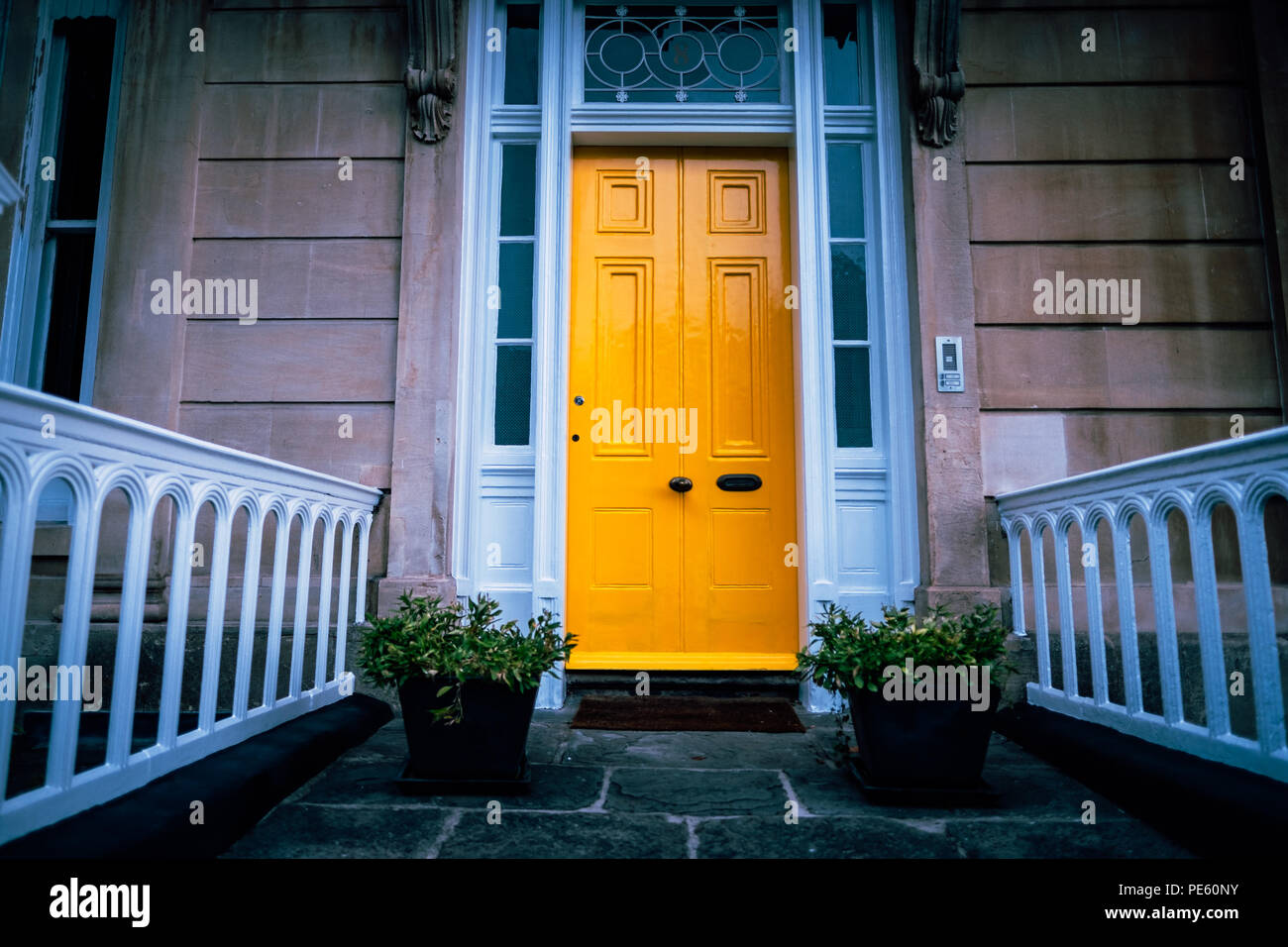 Eine gelbe Tür in Bristol. Stockfoto