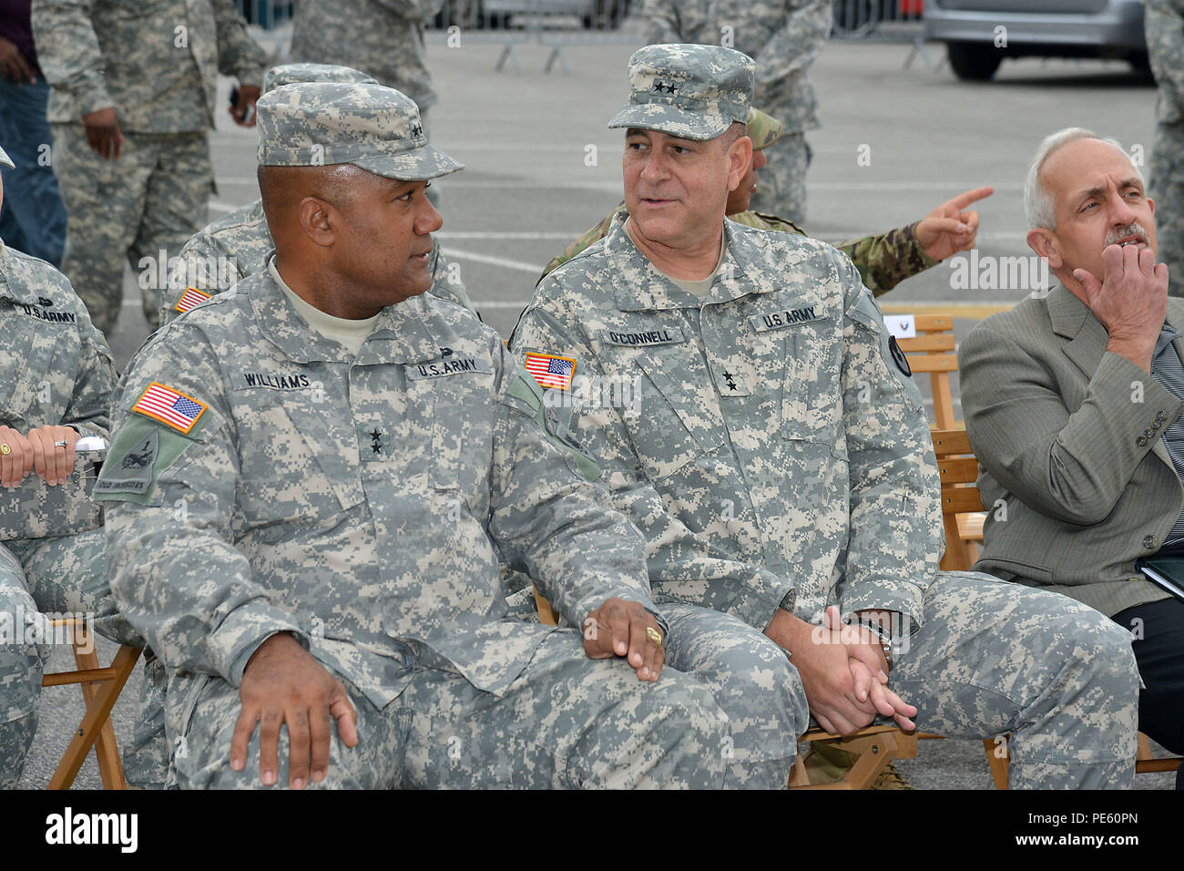 Generalmajor Darryl A. Williams (links), kommandierender General der US-Armee Afrika, Generalmajor Kevin G. O'Connell (rechts), kommandierender General der US-Armee Sustainment Command, Converse an einem Band - Schneiden und Grand Eröffnung einer neuen Einheit auf Caserma Ederle Okt. 2, 2015. Die Einheit ist die logistische Unterstützung Team-Africa zur Unterstützung der neu redesignated Army Field Support Battalion-Africa. (U.S. Armee Foto von visuellen Informationen Spezialist Paolo Bovo/Freigegeben) Stockfoto