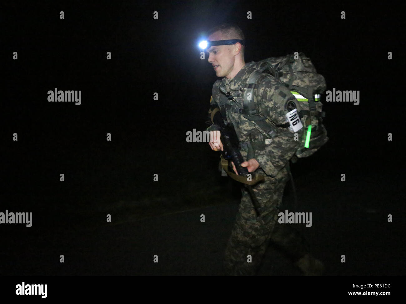 U.S. Army Staff Sgt. Kevin Simpson, der US-Army Band, U.S. Army Military District von Washington zugewiesen, Rucks ein 12-Meile Fuß März während der Besten der US-Armee Krieger Wettbewerb am Fort A.P. Hill, Virginia, 7. Oktober 2015. Der Wettbewerb ist ein anstrengendes, einwöchigen Veranstaltung, dass die Tests, die Fertigkeiten, das Wissen und die Professionalität der 26 Krieger, d. h. 13 Befehle. (U.S. Armee Foto von SPC. Hayley Gardner/Freigegeben) # BestWarrior Stockfoto