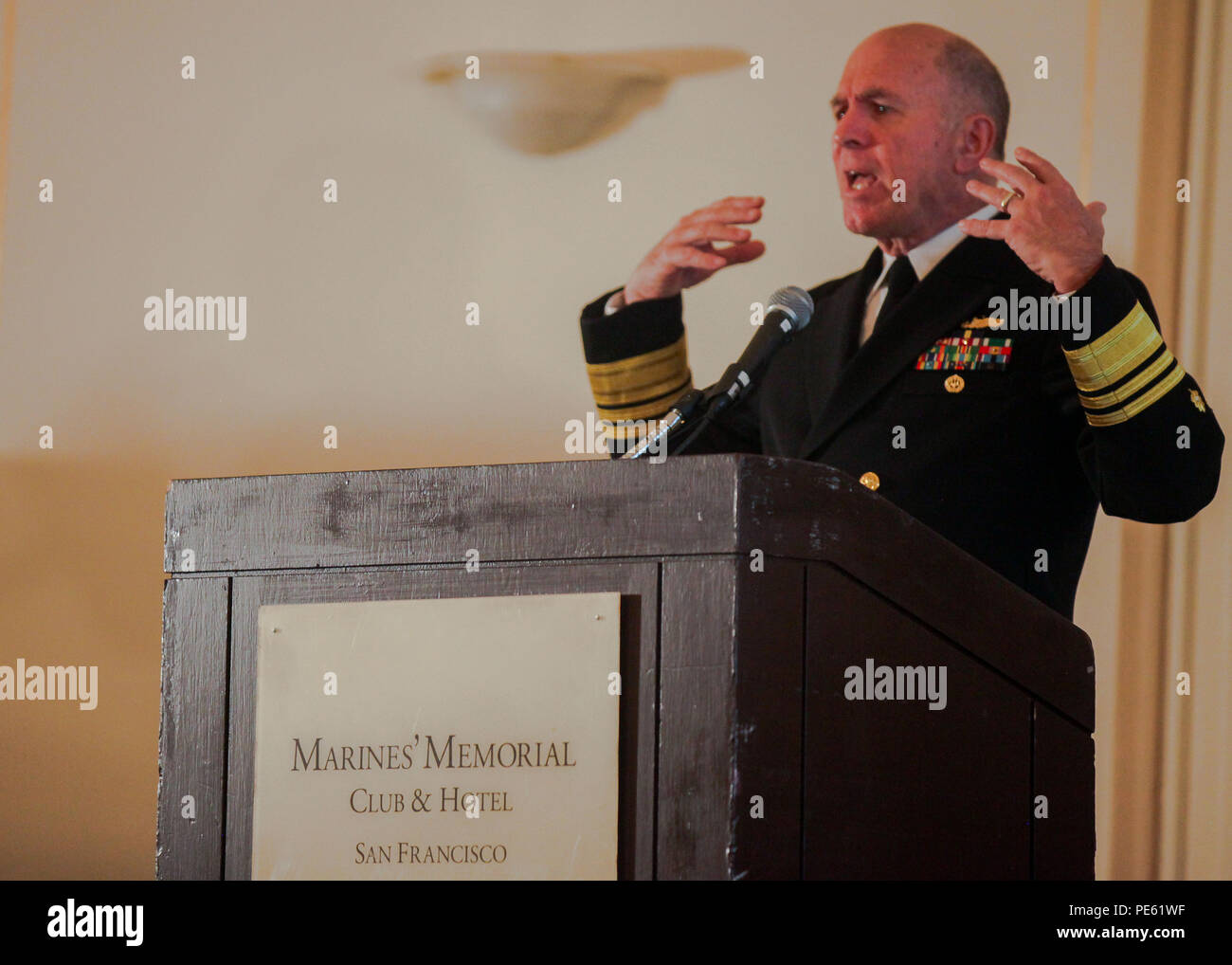 Vice Admiral Mathew Nathan, der U.S. Navy Surgeon General, spricht an der Peer-to-Peer medical Exchange als Teil von San Francisco Fleet Week 2015, Okt. 7. Der Austausch erlaubt medizinische Fachleute aus dem militärischen und zivilen Gegenstücke änderungen in der modernen Medizin und geeignete Maßnahmen verletzten Patienten zu behandeln, zu diskutieren. 15 SFFW' ist eine einwöchige Veranstaltung verbindet eine einzigartige Aus- und Weiterbildung Programm, zusammen die wichtigsten zivilen Notfallhelfer und Naval Krise - Antwort Kräfte best practices auf humanitäre Hilfe Katastrophenhilfe mit besonderem Schwerpunkt auf den Austausch Stockfoto