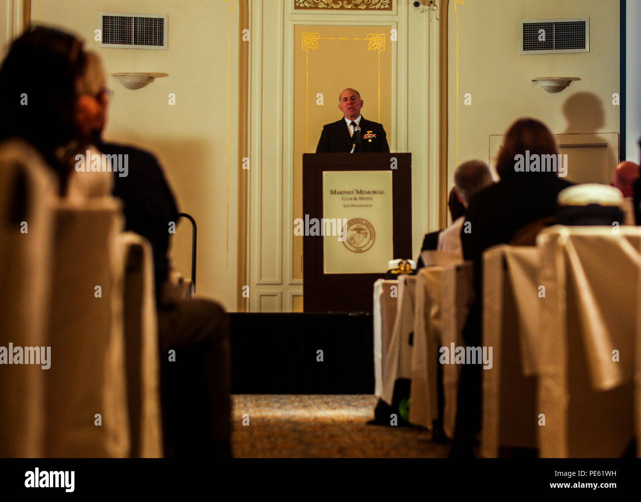 Vice Admiral Mathew Nathan, der U.S. Navy Surgeon General, spricht an der Peer-to-Peer medical Exchange als Teil von San Francisco Fleet Week 2015, Okt. 7. Der Austausch erlaubt medizinische Fachleute aus dem militärischen und zivilen Gegenstücke änderungen in der modernen Medizin und geeignete Maßnahmen verletzten Patienten zu behandeln, zu diskutieren. 15 SFFW' ist eine einwöchige Veranstaltung verbindet eine einzigartige Aus- und Weiterbildung Programm, zusammen die wichtigsten zivilen Notfallhelfer und Naval Krise - Antwort Kräfte best practices auf humanitäre Hilfe Katastrophenhilfe mit besonderem Schwerpunkt auf den Austausch Stockfoto